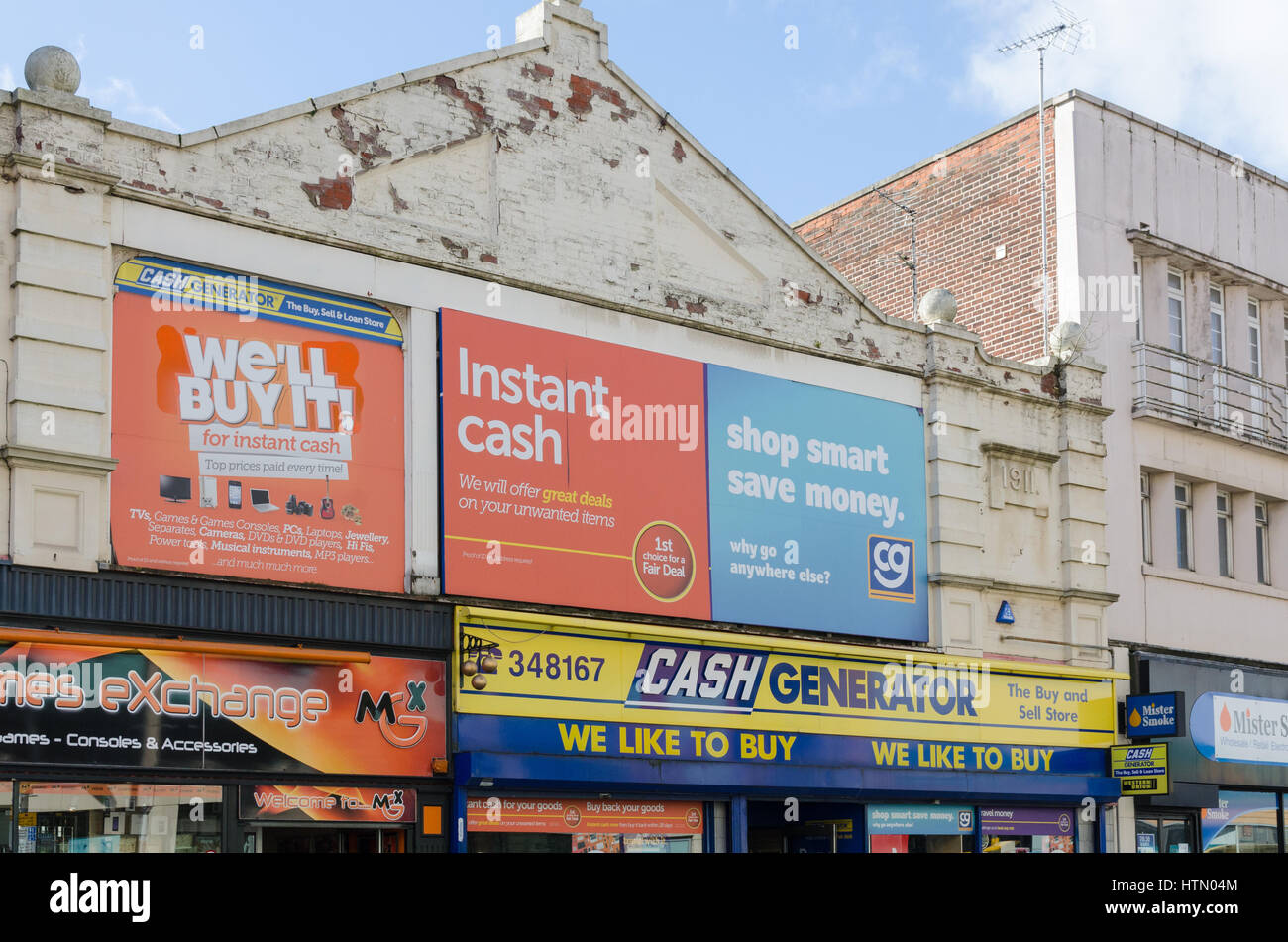 Segni al di sopra di ingresso al generatore di cassa pawnbrokers nel Derby, Regno Unito Foto Stock