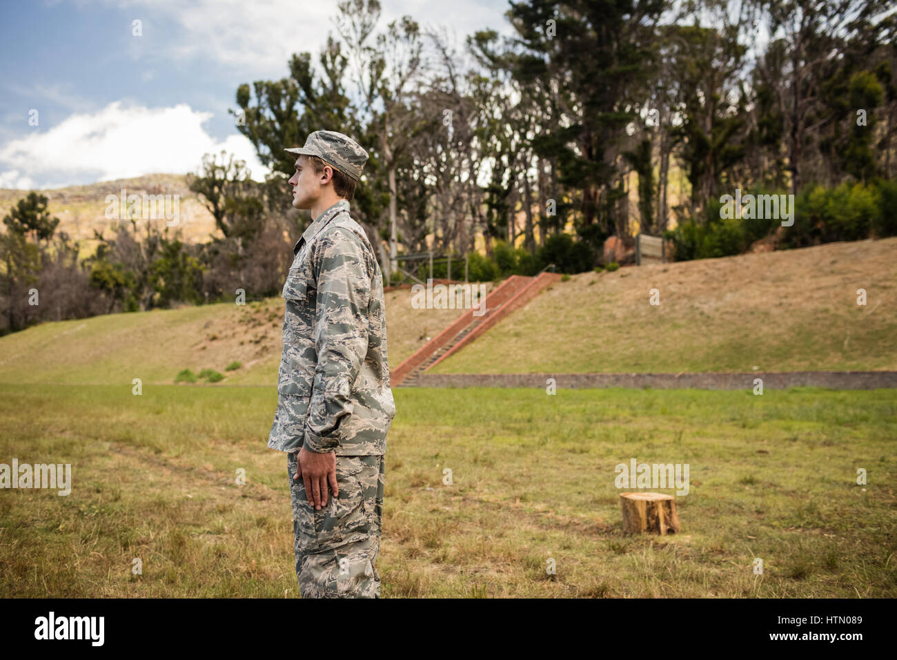 Militare permanente attenzione alla postura in boot camp Foto Stock