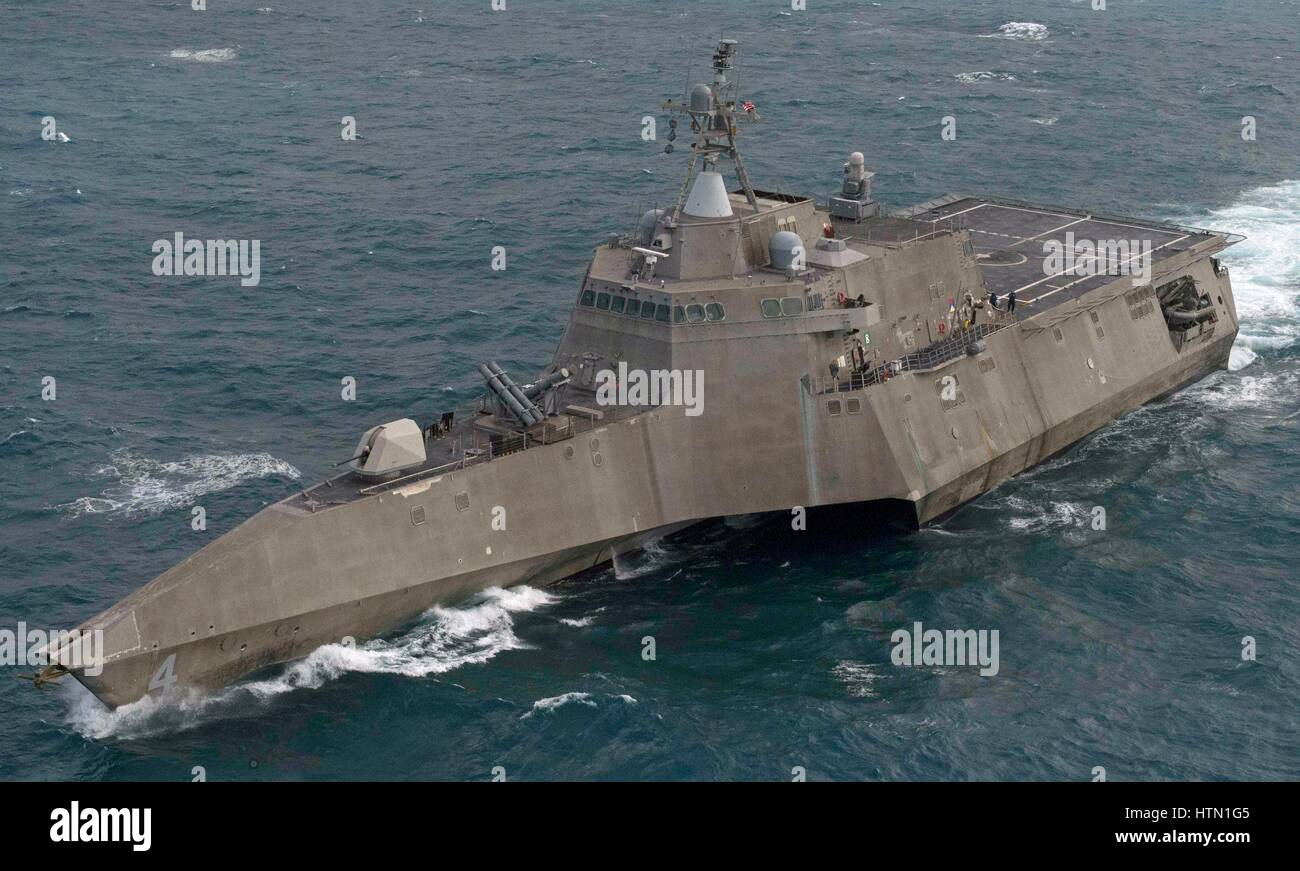 L'USN INDIPENDENZA-class Littoral Combat Ship USS Coronado cuoce a vapore in corso Febbraio 12, 2017 nel Mare della Cina del Sud. Foto Stock