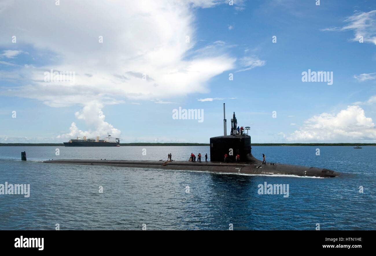 L'USN Virginia-class attack submarine USS Hawaii cuoce a vapore nella porta il 24 settembre 2010 in Apra Harbor, Guam. Foto Stock