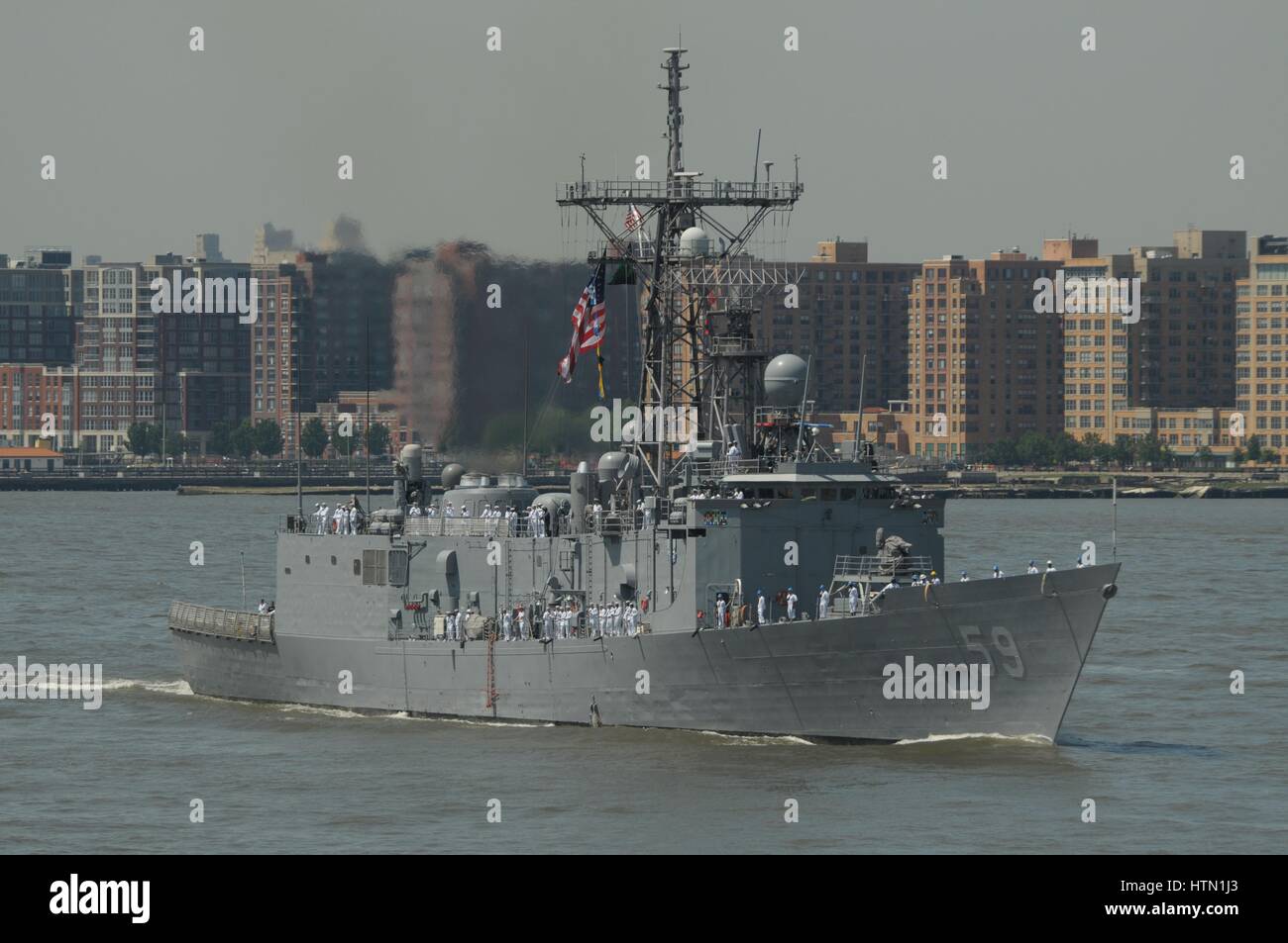 L'USN Oliver Hazard Perry-class guidato-missile fregata USS Kauffman transita il fiume Hudson durante la settimana della flotta 2011 parade di navi 25 maggio 2011 nella città di New York, New York. Foto Stock