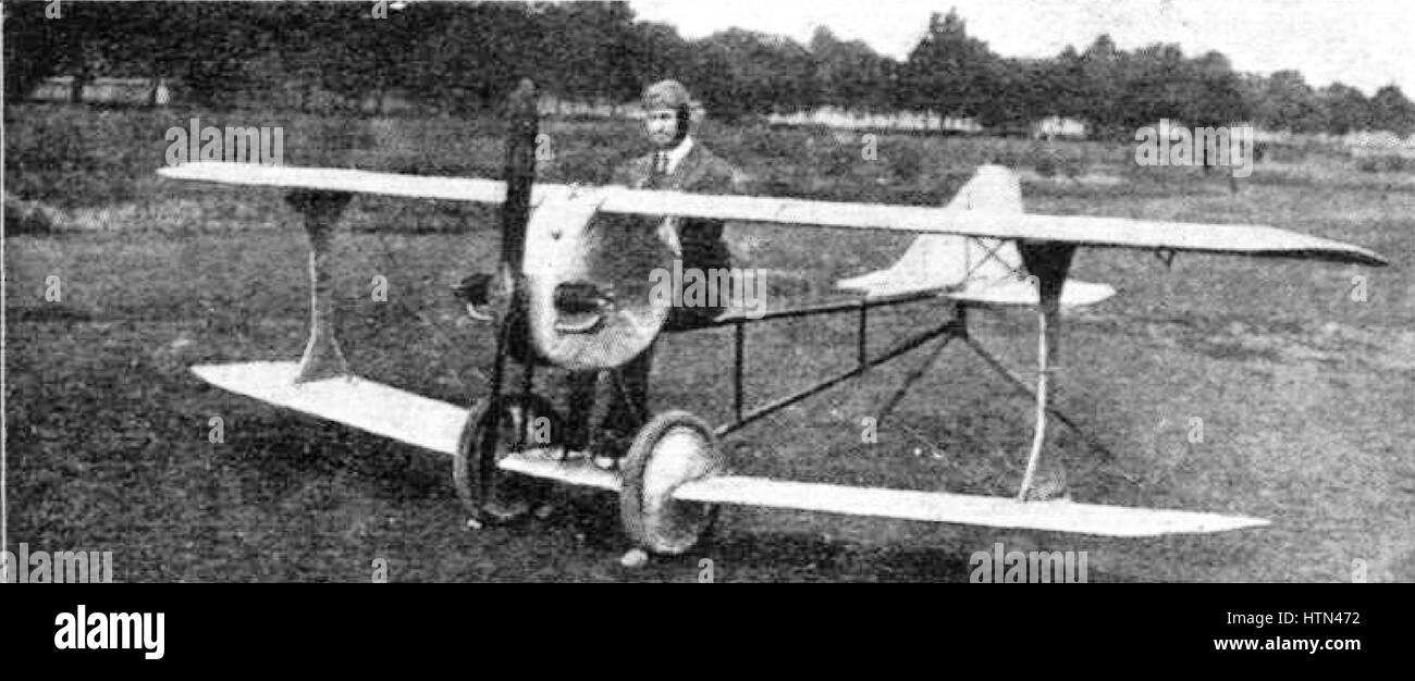 L'Avionette 200121 p39 di De Pischoff ritrae un aereo d'epoca in movimento. Il pezzo cattura i primi giorni dell'aviazione, concentrandosi sul design e la velocità dell'aereo, con enfasi sull'aerodinamica e sullo spirito pionieristico dell'aviazione all'inizio del XX secolo. Foto Stock