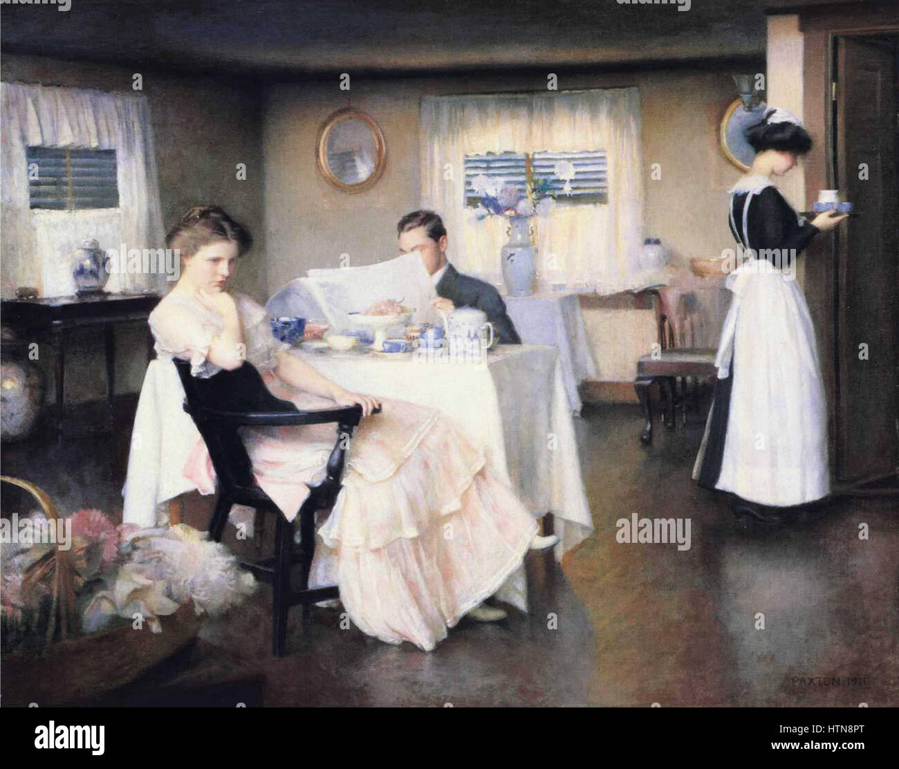 The Breakfast di William McGregor Paxton del 1911 presenta una tranquilla scena domestica. Il dipinto cattura una donna che si gode un pasto mattutino, con luce soffusa che mette in risalto la tranquillità della vita quotidiana. Foto Stock