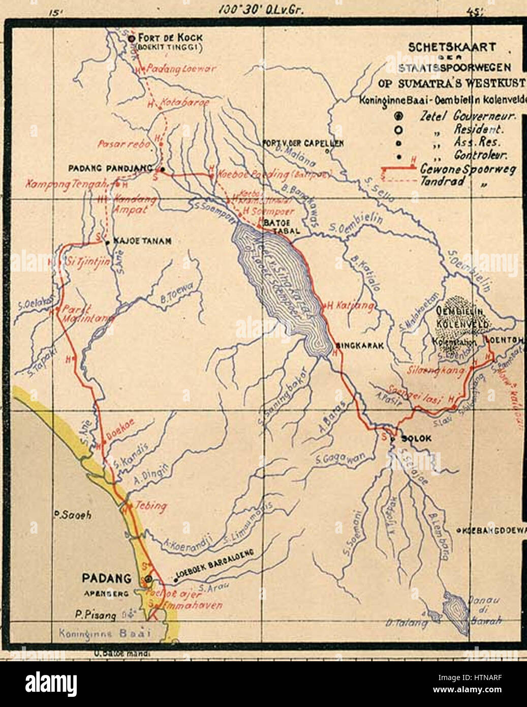 "West Sumatra Spoorweg 1893" è una fotografia storica che raffigura la linea ferroviaria a West Sumatra, che mostra lo sviluppo dei trasporti nella regione. L'immagine evidenzia il significato della ferrovia come progetto infrastrutturale chiave durante il periodo coloniale in Indonesia. Foto Stock
