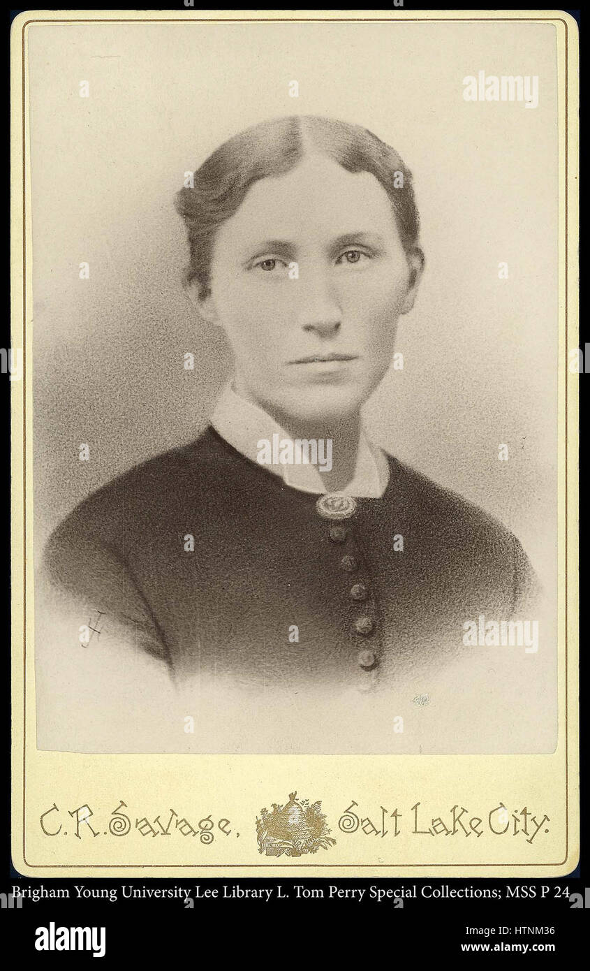 Questo manoscritto, etichettato 272 MSS P 24 B2 F11, è un testo miniato che probabilmente contiene una scrittura medievale e dettagli artistici. Rappresenta un documento storico del periodo medievale, che mette in evidenza l'integrazione della scrittura e dell'illustrazione. Foto Stock