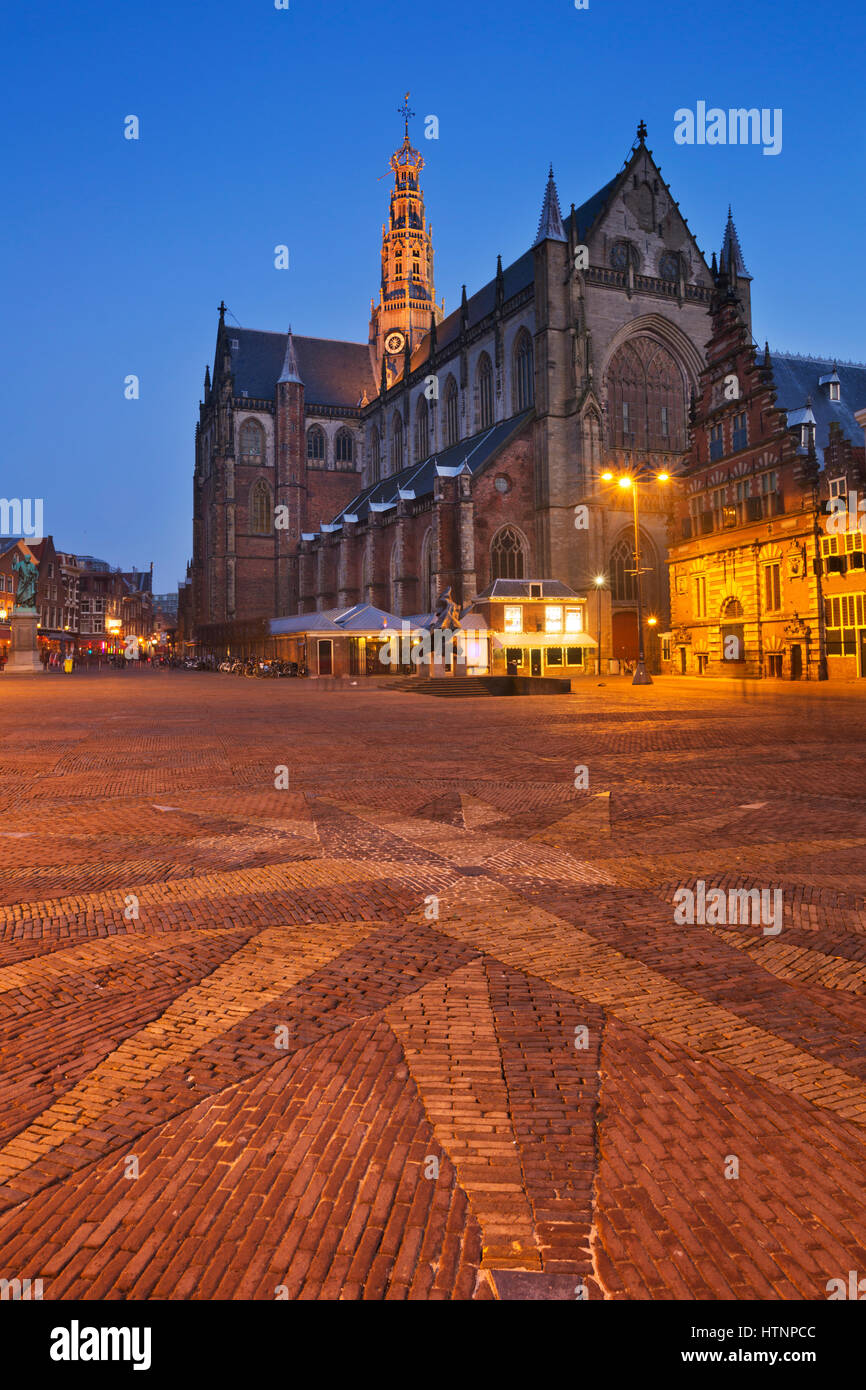 Il Grote Markt e piazza San Bavo chiesa in haarlem di notte. Foto Stock
