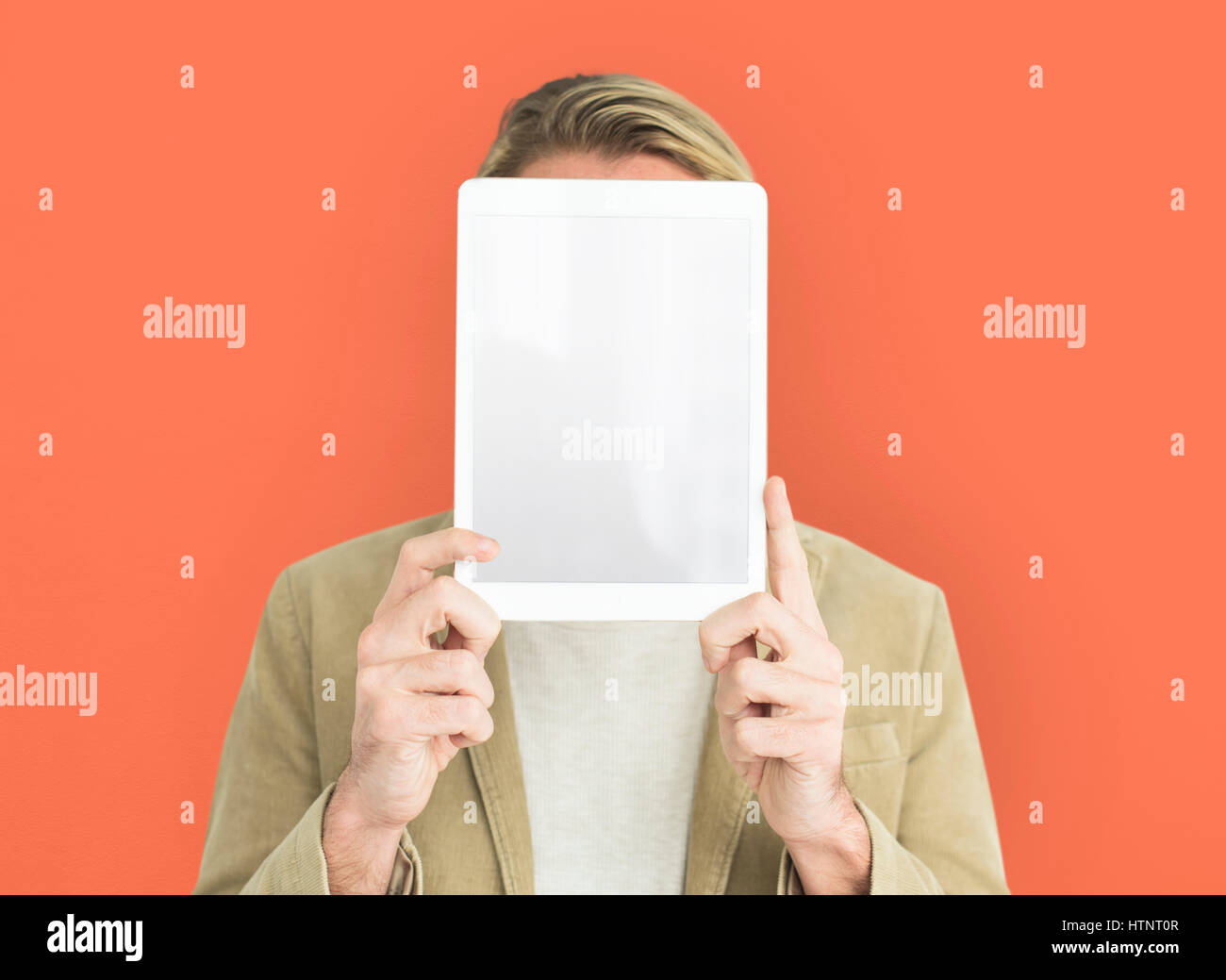 L'uomo tenendo su Tablet che ricopre la faccia Foto Stock L'uomo tenendo su Tablet che ricopre la faccia Foto Stock