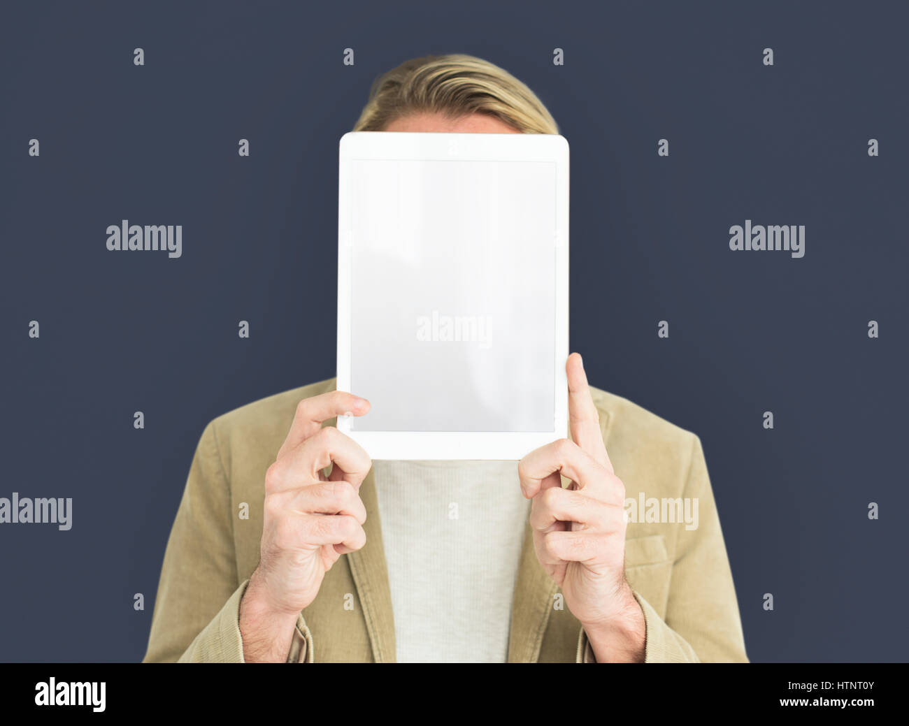 L'uomo tenendo su Tablet che ricopre la faccia Foto Stock L'uomo tenendo su Tablet che ricopre la faccia Foto Stock
