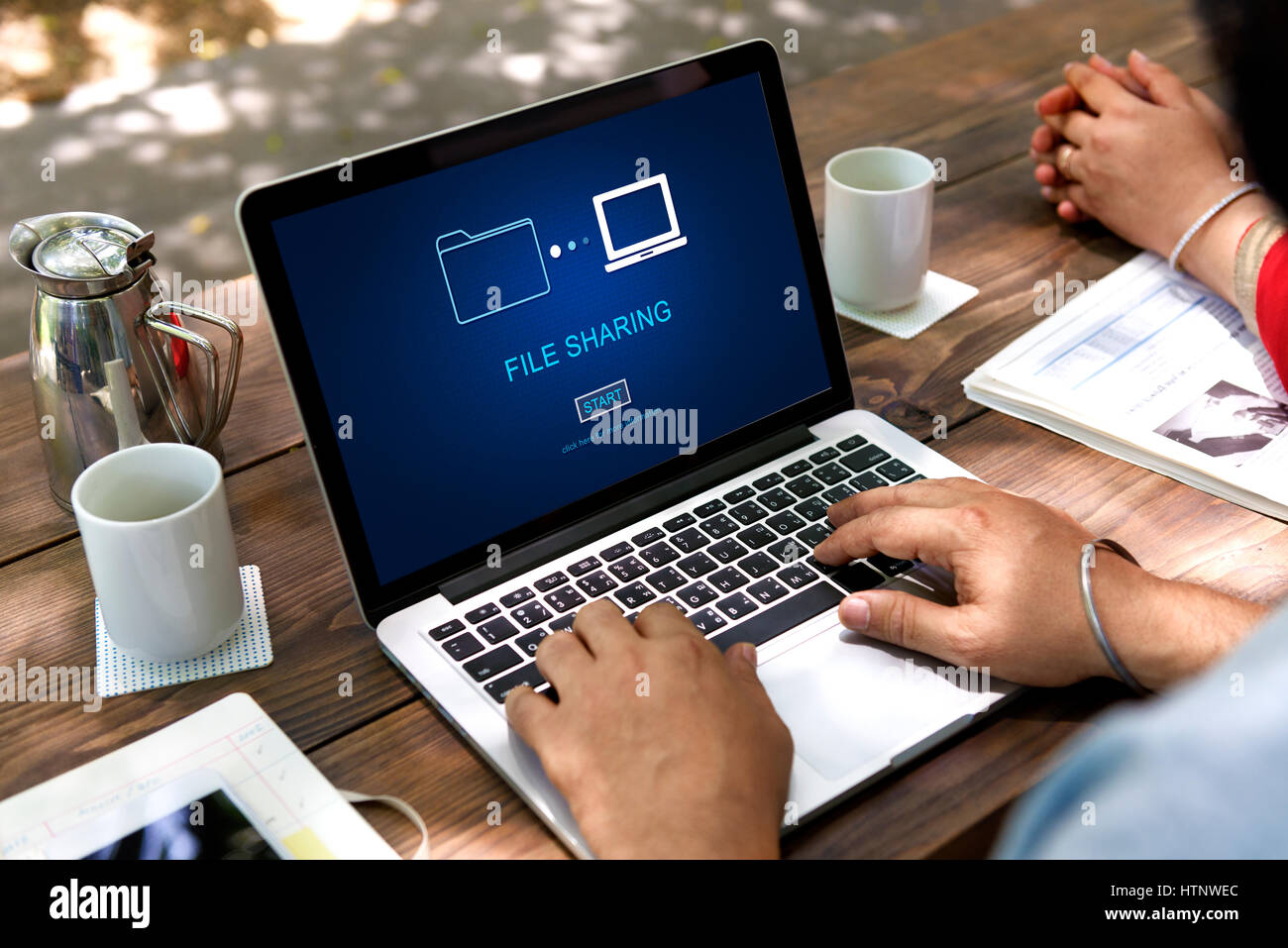 Condivisione di file multimediali di dati Internet tecnologia Concept Foto Stock