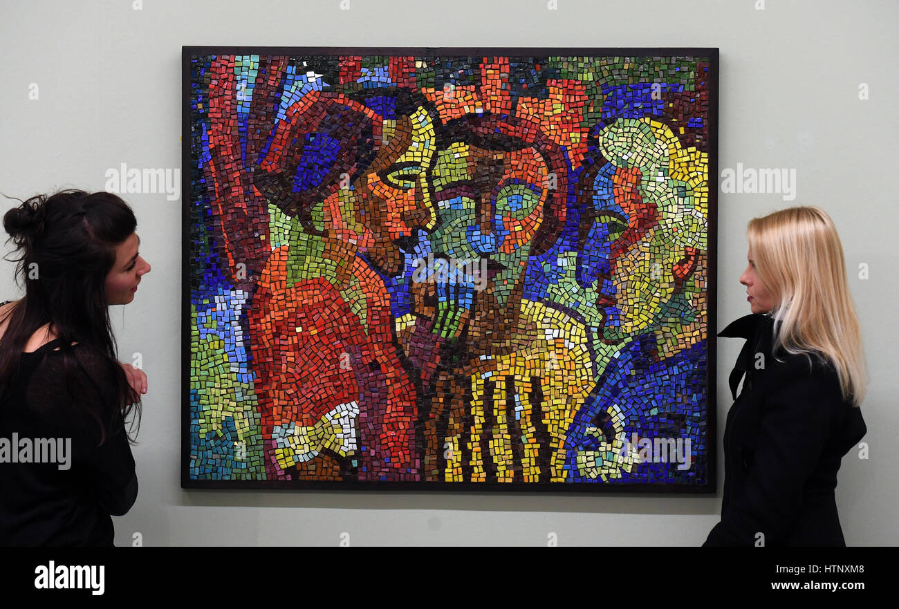 Due donne guardano il mosaico "Legende" (1925) di Karl Schmidt-Rottluff durante un'anteprima presso il museo di arte Moritzburg a Halle/Saale Germania, 8 marzo 2017. La mostra 'Die andere Moderne' (lit. "L'altra modernità') presenta circa 200 soprattutto lavori di artigianato di espressionisti, apertura ai visitatori il 19 marzo. Foto: Hendrik Schmidt/dpa-Zentralbild/ZB Foto Stock