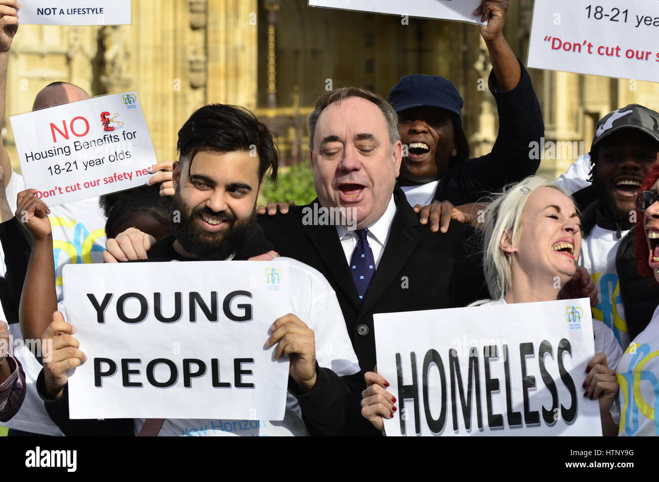 Londra, Regno Unito. 13 Mar, 2017. Alex Salmond MP è persuaso a unirsi a una manifestazione di protesta contro la scatola di taglio benefici ai giovani dopo che interrompono la sua intervista in TV. Credito: PjrFoto/Alamy Live News Foto Stock