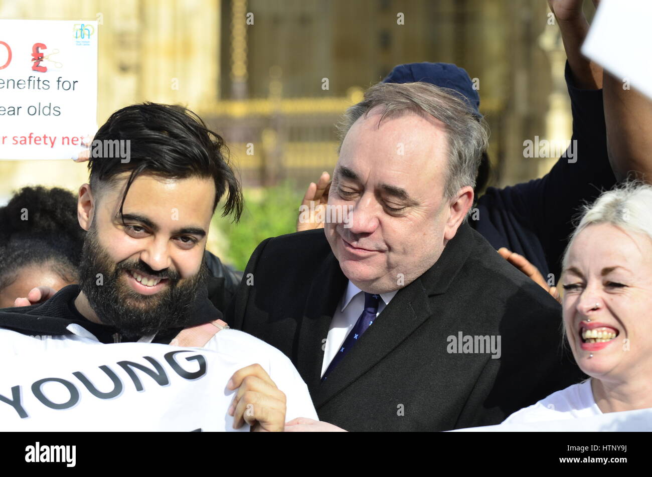 Londra, Regno Unito. 13 Mar, 2017. Alex Salmond MP è persuaso a unirsi a una manifestazione di protesta contro la scatola di taglio benefici ai giovani dopo che interrompono la sua intervista in TV. Credito: PjrFoto/Alamy Live News Foto Stock