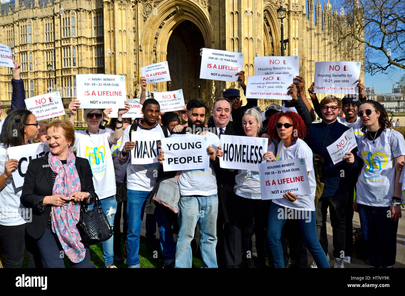 Londra, Regno Unito. 13 Mar, 2017. Alex Salmond MP è persuaso a unirsi a una manifestazione di protesta contro la scatola di taglio benefici ai giovani dopo che interrompono la sua intervista in TV. Credito: PjrFoto/Alamy Live News Foto Stock