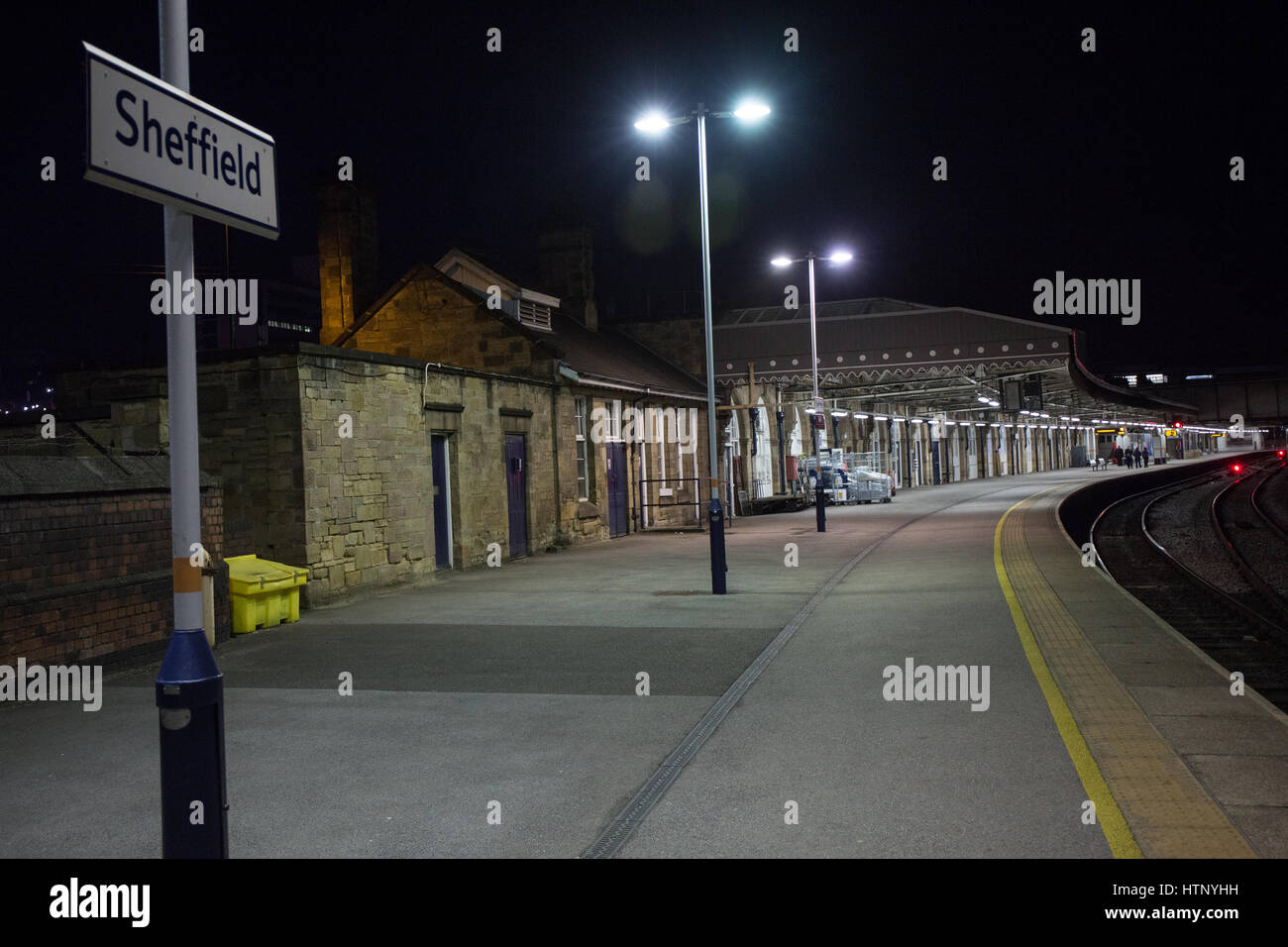 Piattaforme di vuoto a Sheffield Midland Stazione ferroviaria a causa di sciopero. Foto Stock