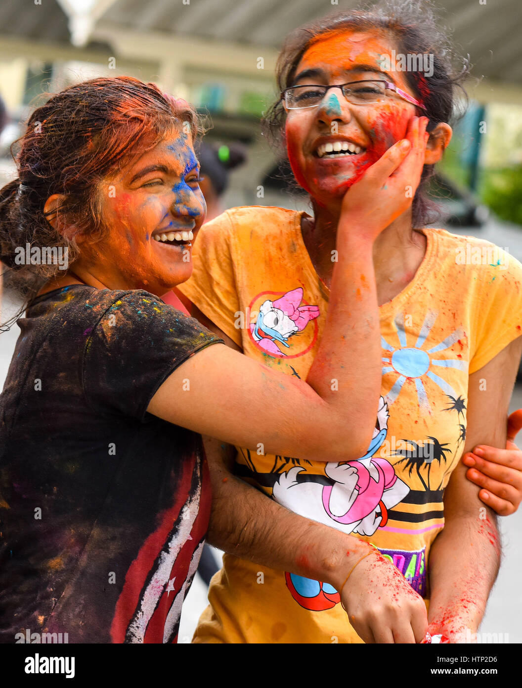 Doha in Qatar. 13 Mar, 2017. Le ragazze della comunità indiana in Qatar gettare polvere colorata su ogni altro come essi celebrare Holi annuale, il festival indiano di colori, a Doha, capitale del Qatar, il 13 marzo 2017. Il festival indù di Holi o il Festival di colori annuncia l arrivo della primavera e la fine dell'inverno. Credito: Nikku/Xinhua/Alamy Live News Foto Stock