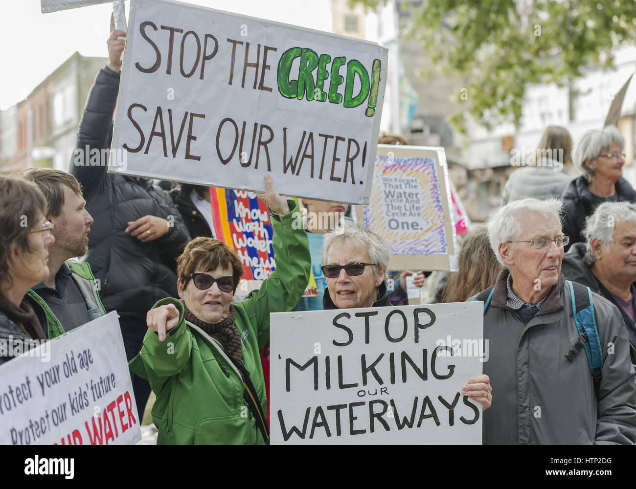 Christchurch, Nuova Zelanda. Xiv Mar, 2017. Più di un centinaio di persone protesta ambientale esterno Canterbury, parte di un impegno a livello nazionale per ottenere il governo a porre una moratoria sulle esportazioni di acqua dolce da acqua privati imprese di imbottigliamento. Una petizione è stata presentata anche al Parlamento dal gruppo di protesta tappo il foro. I manifestanti sostengono che la corporate avidità, dairying industriale e della mancanza di locali e nazionali di supervisione del governo porterà a fiumi essendo unswimmable e fonti di acqua imbevibile. Credito: PJ Heller/ZUMA filo/Alamy Live News Foto Stock