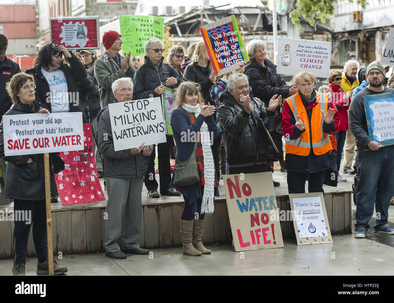 Christchurch, Nuova Zelanda. Xiv Mar, 2017. Più di un centinaio di persone protesta ambientale esterno Canterbury, parte di un impegno a livello nazionale per ottenere il governo a porre una moratoria sulle esportazioni di acqua dolce da acqua privati imprese di imbottigliamento. Una petizione è stata presentata anche al Parlamento dal gruppo di protesta tappo il foro. I manifestanti sostengono che la corporate avidità, dairying industriale e della mancanza di locali e nazionali di supervisione del governo porterà a fiumi essendo unswimmable e fonti di acqua imbevibile. Credito: PJ Heller/ZUMA filo/Alamy Live News Foto Stock