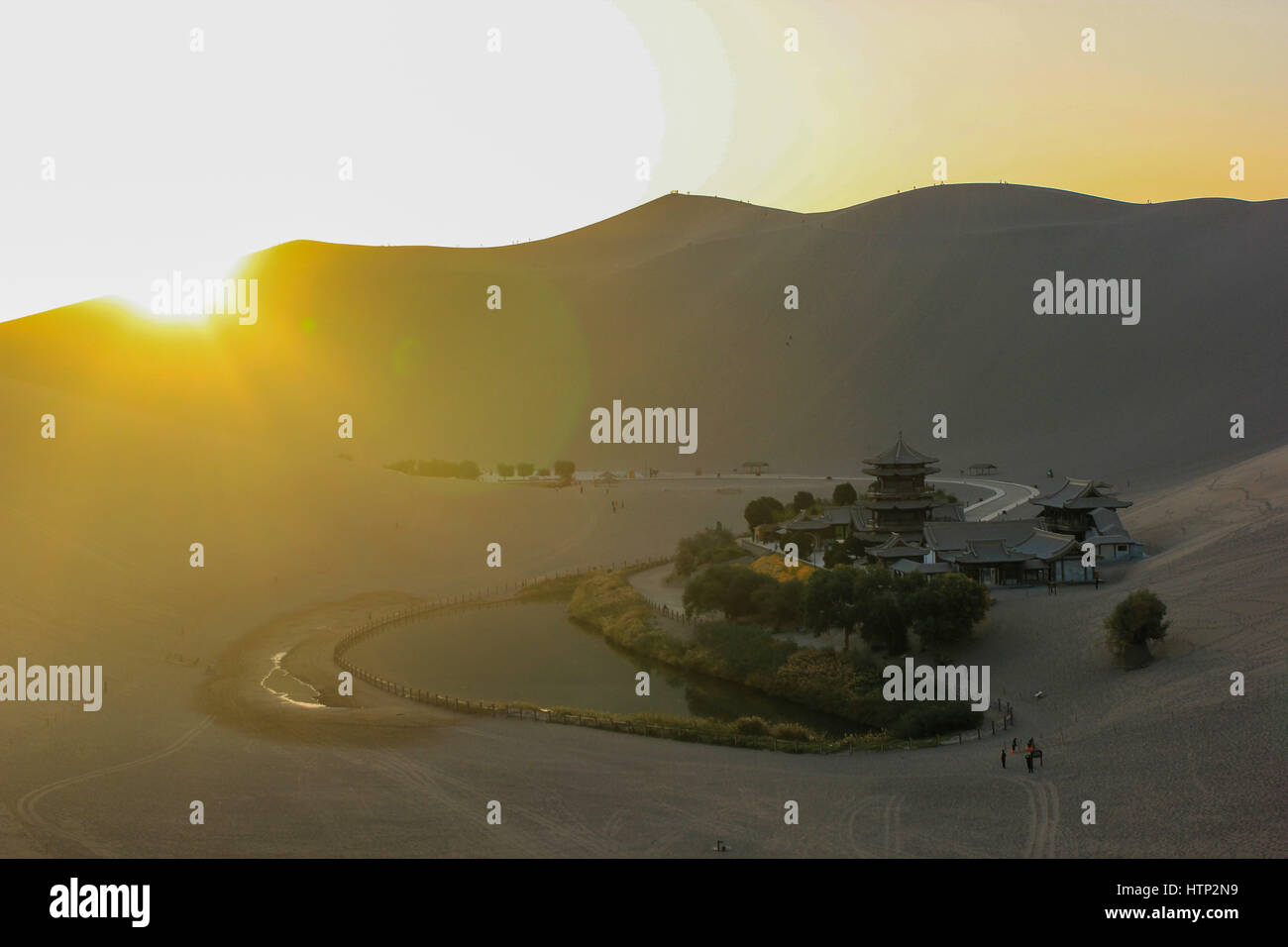 Dunhuang, Dunhuang, Cina. 13 Mar, 2017. Paesaggio di montagna Echoing-Sand in Dunhuang, a nord-ovest della Cina di Provincia di Gansu. Circondata dalla montagna, vi è Crescent Lake così chiamato a causa della sua forma. L'acqua del lago è così puro e dolce che assomiglia a un set di smeraldo nella sabbia. Secondo le testimonianze storiche, il lago è stato in esistenza per centinaia di anni senza mai essere sepolto dalla sabbia che è davvero una meraviglia geologica. Credito: SIPA Asia/ZUMA filo/Alamy Live News Foto Stock