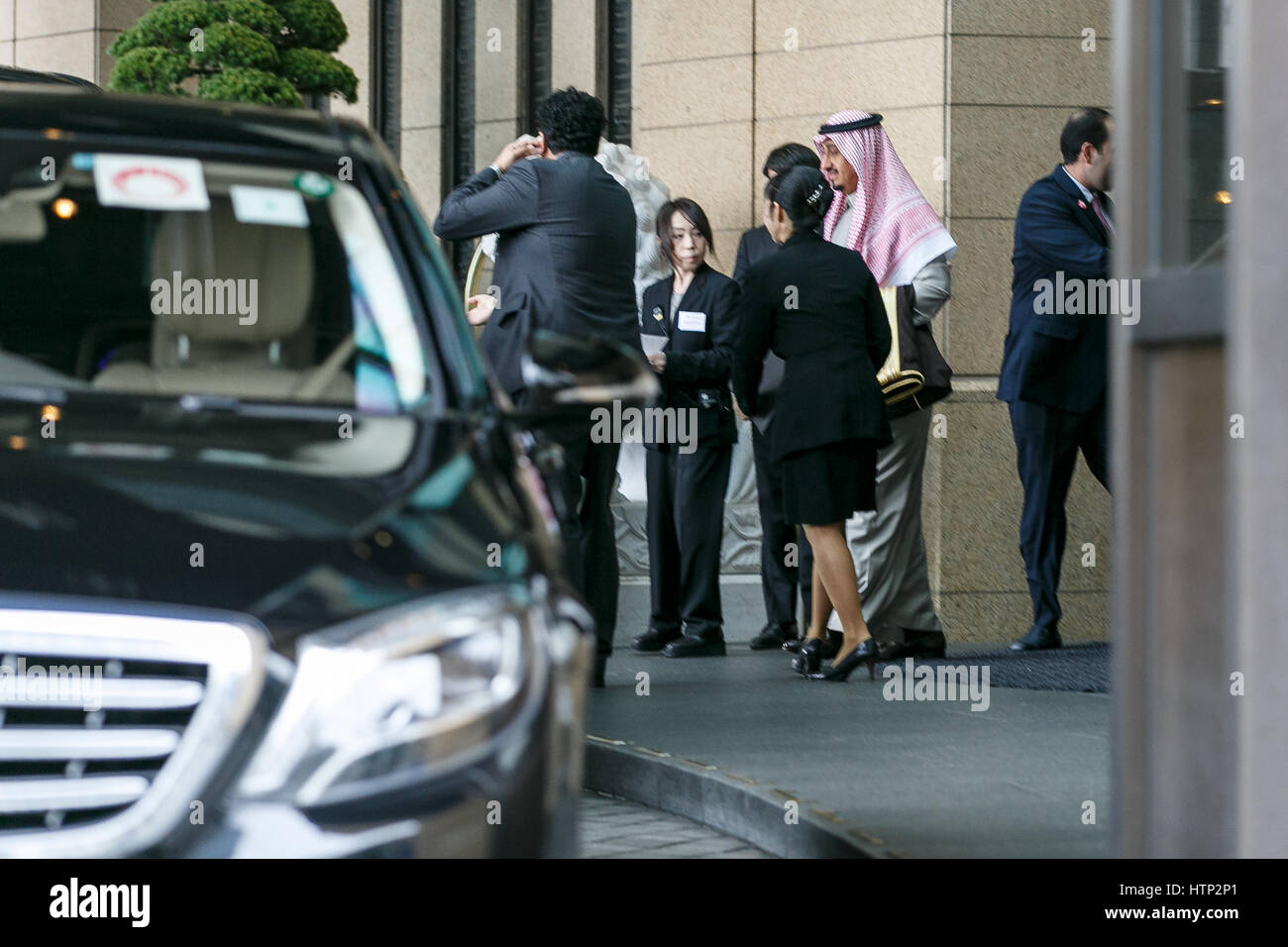 Tokyo, Giappone. Il 14 marzo 2017. Arabia Saudita il re Salman bin Abdulaziz Al Saud, lascia un hotel di Tokyo il 14 marzo 2017, Tokyo, Giappone. Re Salman è in Giappone per quattro giorni di scambi visita, la prima di 46 anni, di consolidare le relazioni commerciali tra i due paesi. Il re che è secondo come riferito ha accompagnato da 1000 personale, ha già incontrato con il Giappone il Primo Ministro Shinzo Abe e con il Principe ereditario Naruhito del Giappone. Credito: Rodrigo Reyes Marin/AFLO/Alamy Live News Foto Stock