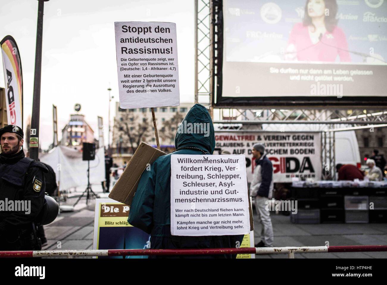 Marzo 13, 2017 - MÃ¼Nchen, Baviera, Germania - Pegida dimostrante che è stato visto in dicembre a Odeonsplatz durante un rally ed è stato portato via dal Staatsschutz (divisione di polizia). Egli ha rivelato che egli ha un Strafbefehl (sanzione ordine) per Volksverhetzung (incitamento delle masse) contro di lui che egli sta combattendo a causa di un diverso segno che egli non utilizza più. Monaco di Baviera Pegida detiene una dimostrazione stazionaria a Monaco di Baviera del famoso Stachus dove appena la settimana prima, appena spruzzato Swastika è stato scoperto durante il rally. In questa puntata, sono visualizzate le alleanze con i nazionalisti serbi nella loro Foto Stock