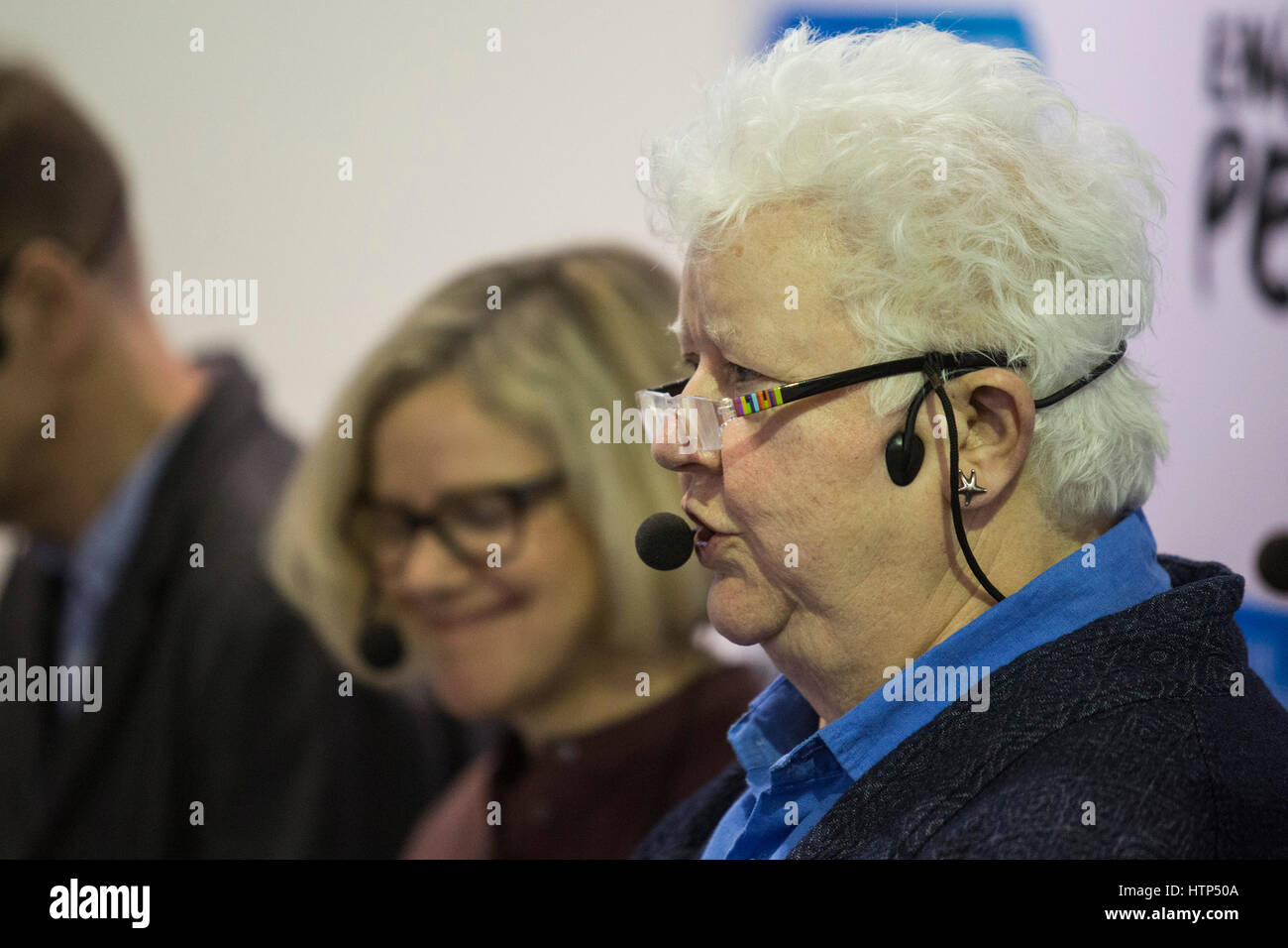 Londra, Regno Unito. Xiv Mar, 2017. Criminalità scozzese scrittore Val McDermid. La Fiera del libro di Londra 2017 apre al London Olympia exhibition centre. La fiera del libro viene eseguito dal 14 al 16 marzo 2017 è il mercato globale dei diritti di negoziazione e la vendita e la distribuzione dei contenuti attraverso la stampa, audio, TV, film e canali digitali. Credito: Bettina Strenske/Alamy Live News Foto Stock