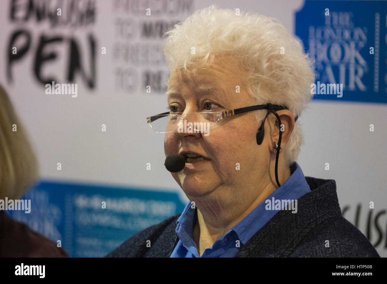 Londra, Regno Unito. Xiv Mar, 2017. Criminalità scozzese scrittore Val McDermid. La Fiera del libro di Londra 2017 apre al London Olympia exhibition centre. La fiera del libro viene eseguito dal 14 al 16 marzo 2017 è il mercato globale dei diritti di negoziazione e la vendita e la distribuzione dei contenuti attraverso la stampa, audio, TV, film e canali digitali. Credito: Bettina Strenske/Alamy Live News Foto Stock