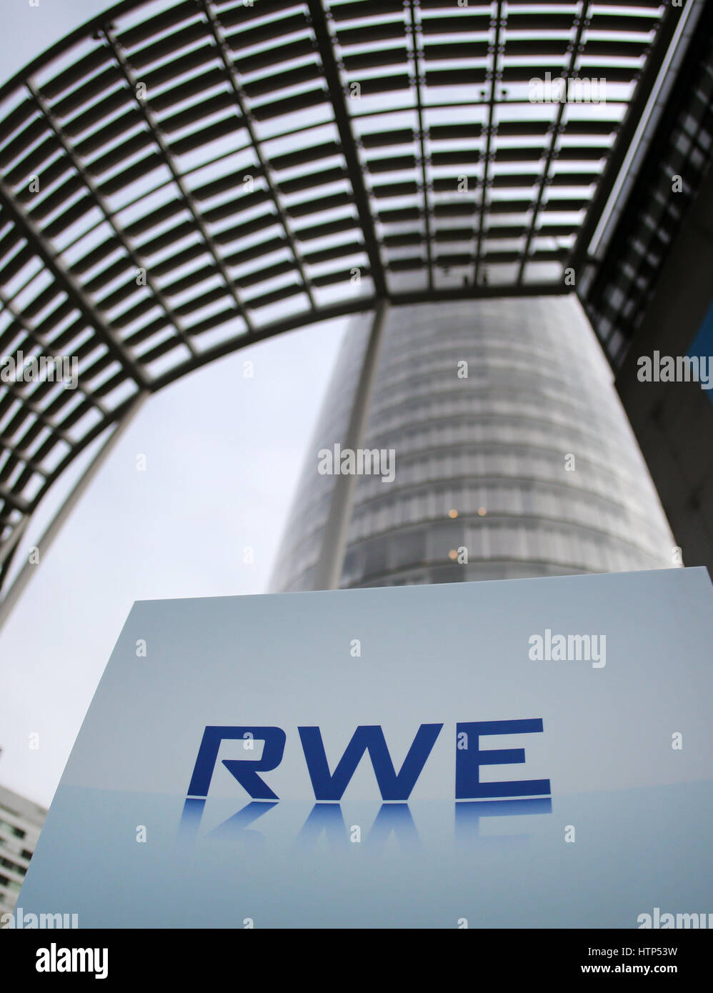 Il logo del gruppo energetico RWE nella foto prima che i risultati finanziari conferenza stampa nella sede della ditta Essen, Germania, 14 marzo 2017. A causa della caduta dei prezzi dell energia e il costoso accordo atomico con il governo tedesco RWE ha registrato una perdita di 5,7 miliardi di euro. Foto: Ina Fassbender/dpa Foto Stock