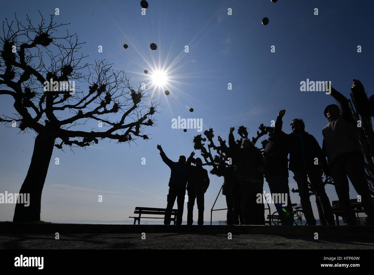 Unteruhldingen, Germania. Xiv Mar, 2017. I cittadini anziani giocare un gioco di Boule sulle rive del lago Bodensee in Unteruhldingen, Germania, 14 marzo 2017. Ogni martedì mornong il gruppo di anziani incontrano per un gioco. Per i play off gli uomini tutti mescolare le sfere nella pista di sabbia. Credito: dpa picture alliance/Alamy Live News Foto Stock