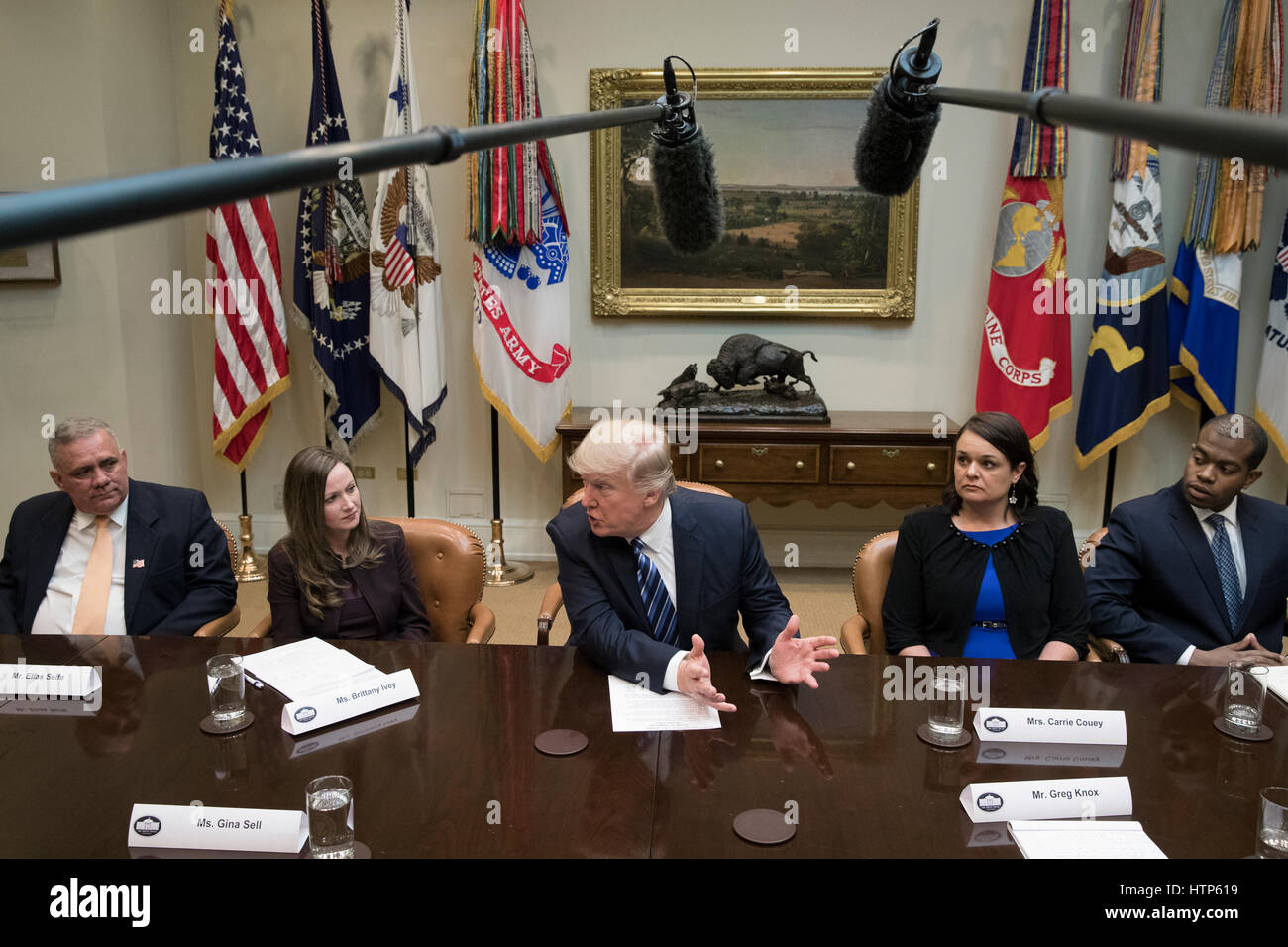Il presidente statunitense Trump (C) partecipa a una riunione sulla sanità nella sala Roosevelt della Casa Bianca a Washington DC, USA, 13 marzo 2017. La casa i repubblicani' bill conosciuta come 'American Health Care Act", che è destinata a sostituire la cura conveniente agire e approvato dal Presidente Trump, ha dovuto affrontare le critiche da parte dei repubblicani e democratici. Anche in questa immagine è Kim Elias Seife (L) della Florida, Brittany Ivey (2-L) della Georgia, Carrie Couey (2-R) del Colorado e Louis marrone (R) della Virginia. Credito: Michael Reynolds/Piscina via CNP · nessun filo servizio · foto: Michael Reynolds/C Foto Stock
