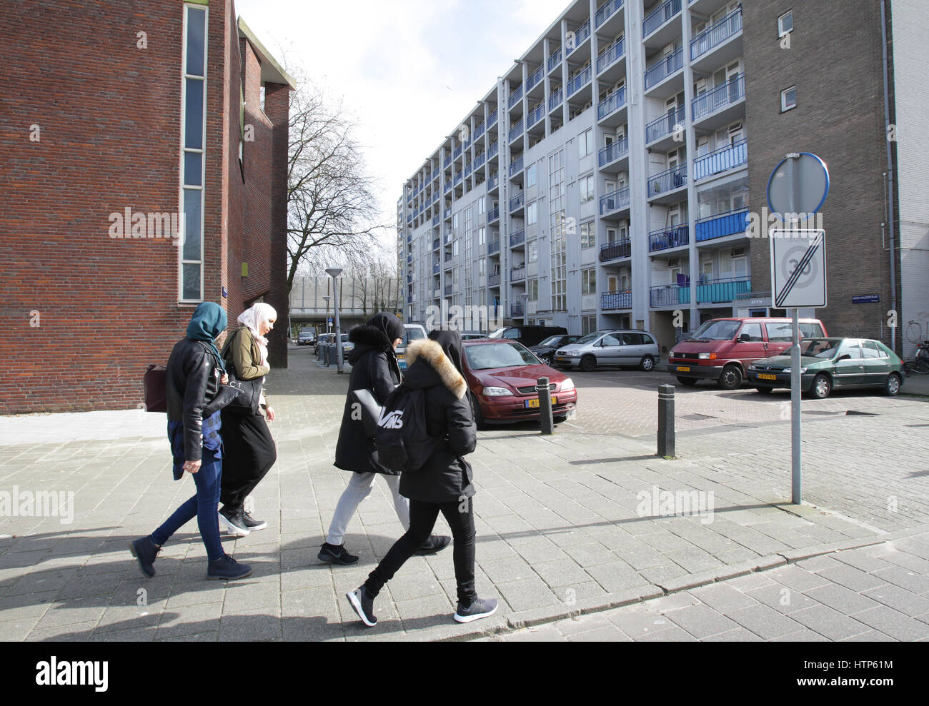 Amsterdam, Paesi Bassi. Xiv Mar, 2017. Vita quotidiana - Gli studenti di origine musulmana di camminare sulla strada dopo scuola su Marzo 14, 2017 in Nieuw West maggioranza musulmana quartiere di Amsterdam nei Paesi Bassi. Popolo olandese chiamato a votare mercoledì 15 marzo per le elezioni parlamentari. Credito: VWPics/Alamy Live News Foto Stock