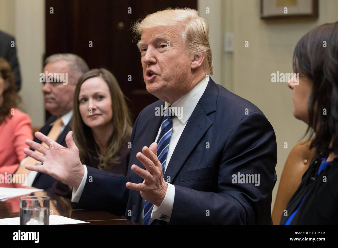 Il presidente statunitense Trump (C) partecipa a una riunione sulla sanità nella sala Roosevelt della Casa Bianca a Washington DC, USA, 13 marzo 2017. La casa i repubblicani' bill conosciuta come 'American Health Care Act", che è destinata a sostituire la cura conveniente agire e approvato dal Presidente Trump, ha dovuto affrontare le critiche da parte dei repubblicani e democratici. Anche in questa immagine è Elias Seife (L) della Florida, Brittany Ivey (2-L) della Georgia e Carrie Couey (R) del Colorado. Credito: Michael Reynolds/Piscina via CNP · nessun filo servizio · foto: Michael Reynolds e/o consolidato di Notizie Foto/Michael Rey Foto Stock