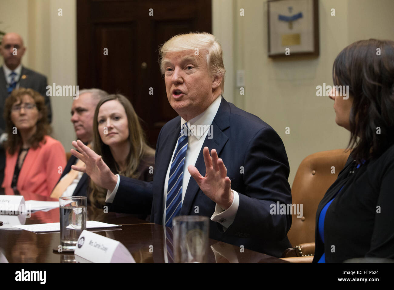 Il presidente statunitense Trump (C) partecipa a una riunione sulla sanità nella sala Roosevelt della Casa Bianca a Washington DC, USA, 13 marzo 2017. La casa i repubblicani' bill conosciuta come 'American Health Care Act", che è destinata a sostituire la cura conveniente agire e approvato dal Presidente Trump, ha dovuto affrontare le critiche da parte dei repubblicani e democratici. Anche in questa immagine è Kim Sertich (L) di Arizona, Elias Seife (2-L) della Florida, Brittany Ivey (3-L) della Georgia e Carrie Couey (R) del Colorado. Credito: Michael Reynolds/Piscina via CNP · nessun filo servizio · foto: Michael Reynolds/consol Foto Stock