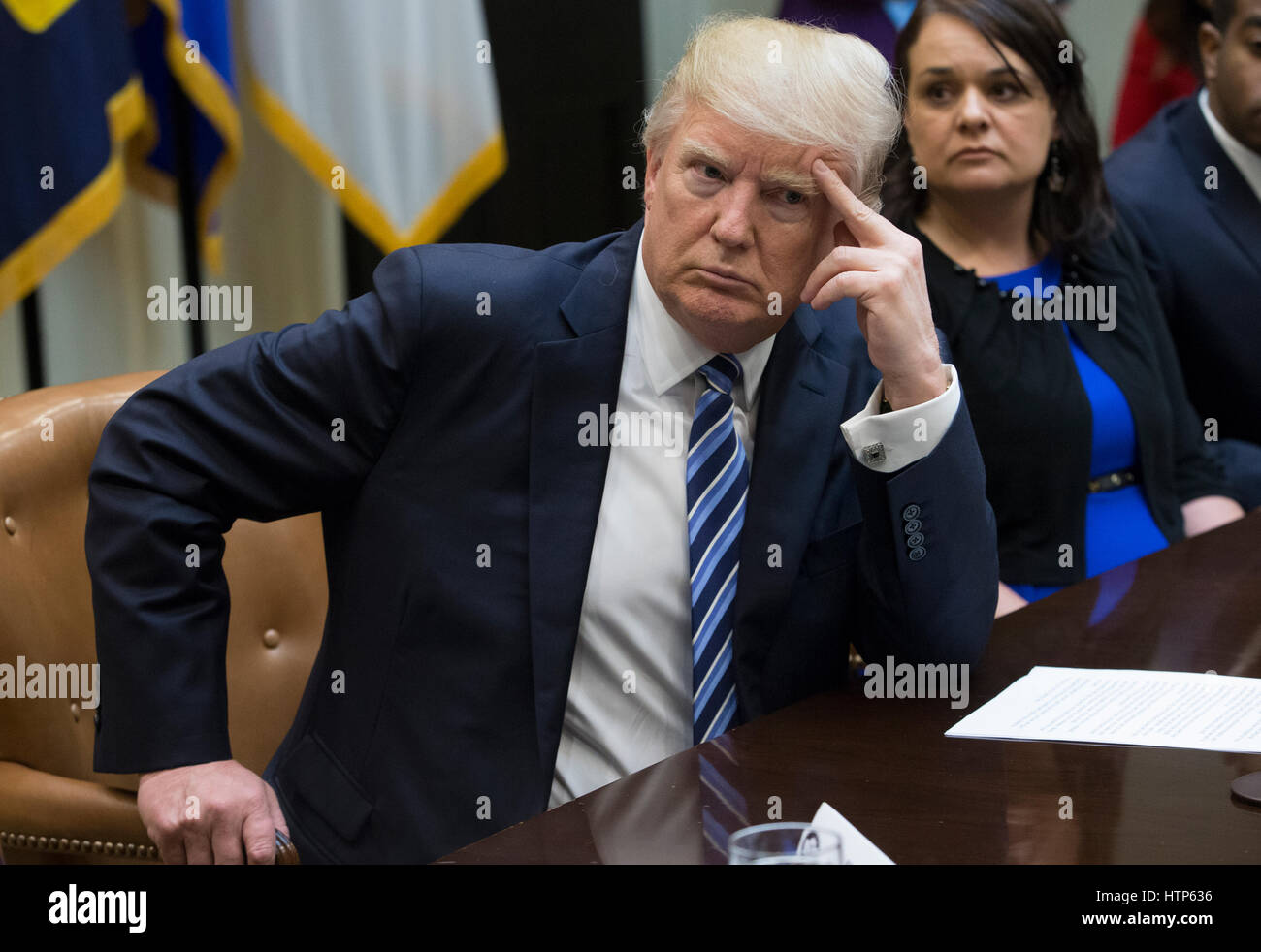 Il presidente statunitense Trump partecipa a una riunione sulla sanità nella sala Roosevelt della Casa Bianca a Washington DC, USA, 13 marzo 2017. La casa i repubblicani' bill conosciuta come 'American Health Care Act", che è destinata a sostituire la cura conveniente agire e approvato dal Presidente Trump, ha dovuto affrontare le critiche da parte dei repubblicani e democratici. Anche nella foto è Carrie Couey indietro (R) del Colorado Credit: Michael Reynolds/Piscina via CNP - nessun filo SERVICE - foto: Michael Reynolds e/o consolidato di Notizie Foto/Michael Reynolds - Piscina via CNP Foto Stock