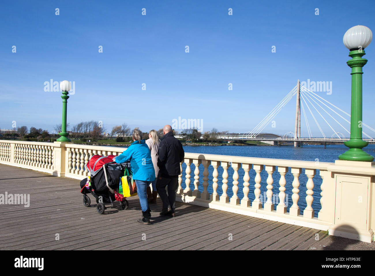 Sefton, Merseyside, Regno Unito. Regno Unito Meteo. Il 14 marzo 2017. Molla di glorioso giorno sul lago marino e il restaurato ponte veneziano in Kings Giardini in Southport. Il re dei giardini di un parco storico sul lungomare di Southport e è stato riportato al suo antico splendore ed è ora uno di Southport Attrazioni principali che include il lago marino, Kings Gardens e Marino ponte di modo. Credito: MediaWorldImages/Alamy Live News Foto Stock