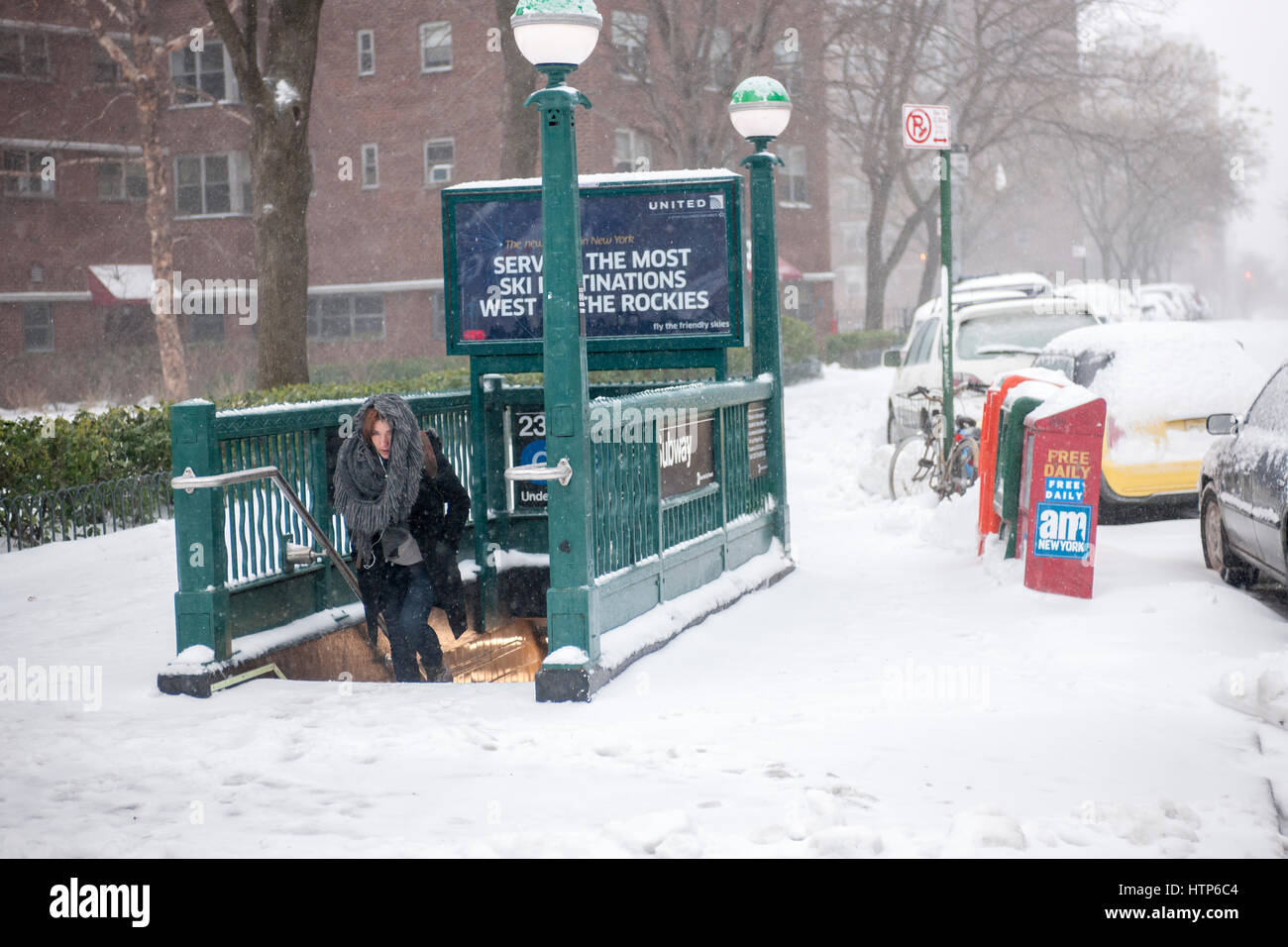 New York, Stati Uniti d'America. Xiv Mar, 2017. Uscita pedonale la metropolitana nel quartiere di Chelsea di New York Martedì, Marzo 14, 2017. Originariamente previsto come una bufera di neve con fino a 20 cm di neve la tempesta ha cambiato il suo corso e solo da 4 a 6 pollici di neve, nevischio e pioggia sono attesi, accompagnato da venti urlanti del corso. ( © Richard B. Levine) Credito: Richard Levine/Alamy Live News Foto Stock