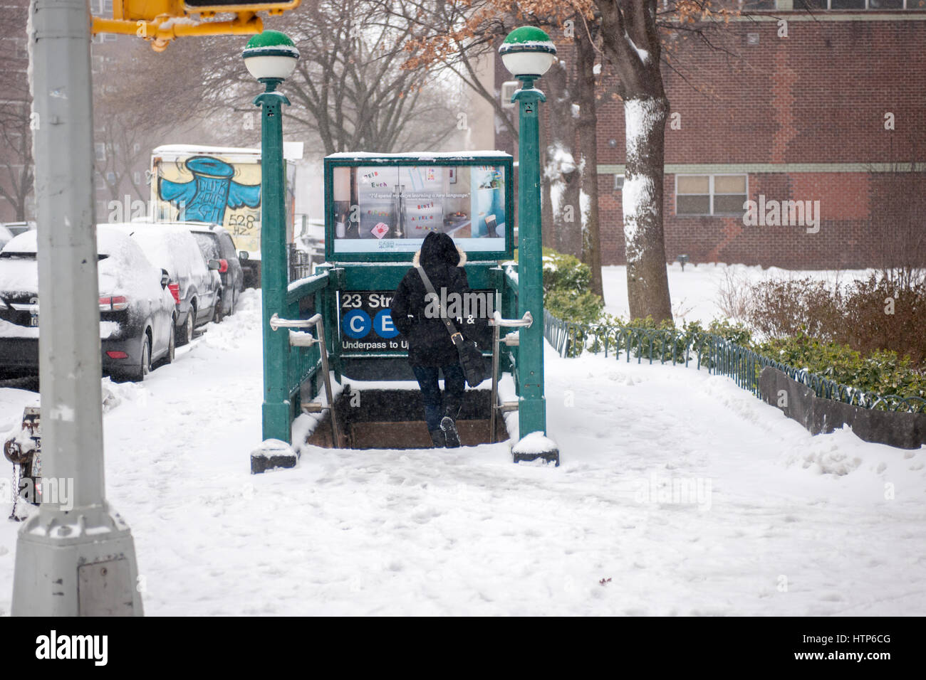 New York, Stati Uniti d'America. Xiv Mar, 2017. I viaggiatori immettere la metropolitana nel quartiere di Chelsea di New York Martedì, Marzo 14, 2017. Originariamente previsto come una bufera di neve con fino a 20 cm di neve la tempesta ha cambiato il suo corso e solo da 4 a 6 pollici di neve, nevischio e pioggia sono attesi, accompagnato da venti urlanti del corso. ( © Richard B. Levine) Credito: Richard Levine/Alamy Live News Foto Stock