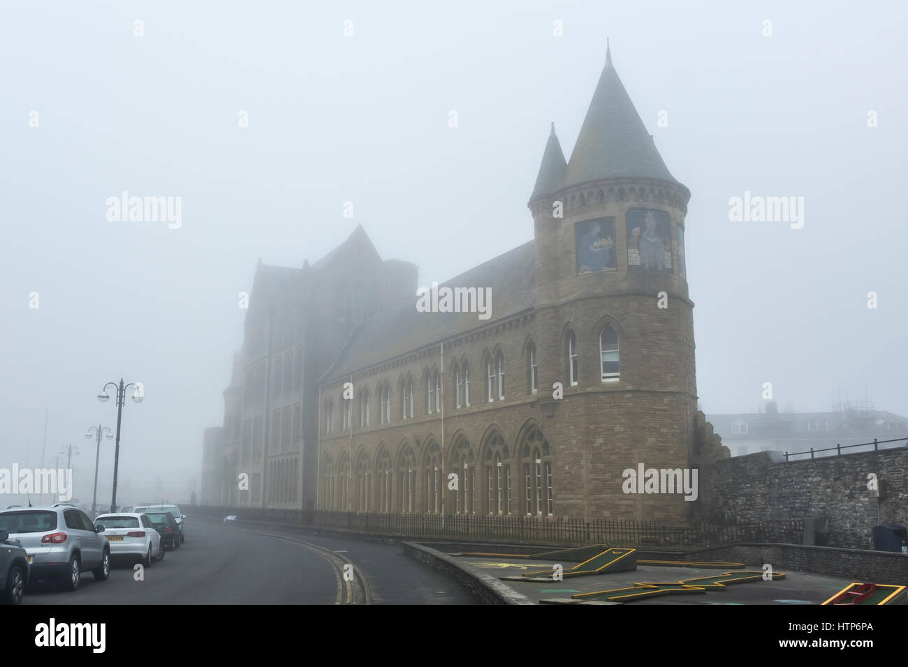 Aberystwyth, Wales, Regno Unito. Xiv Mar, 2017. La cittadina di mare è avvolto in una nebbia o mare-nebbia. In questo quadro la città del vecchio collegio. Credito: Alan Hale/Alamy Live News Foto Stock