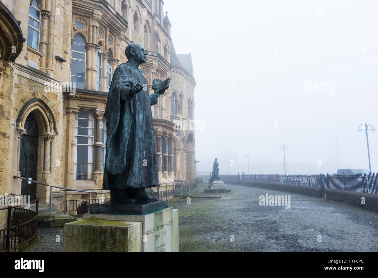Aberystwyth, Wales, Regno Unito. Xiv Mar, 2017. La cittadina di mare è avvolto in una nebbia o mare-nebbia. In questo quadro, statue al di fuori della città del vecchio collegio. Credito: Alan Hale/Alamy Live News Foto Stock