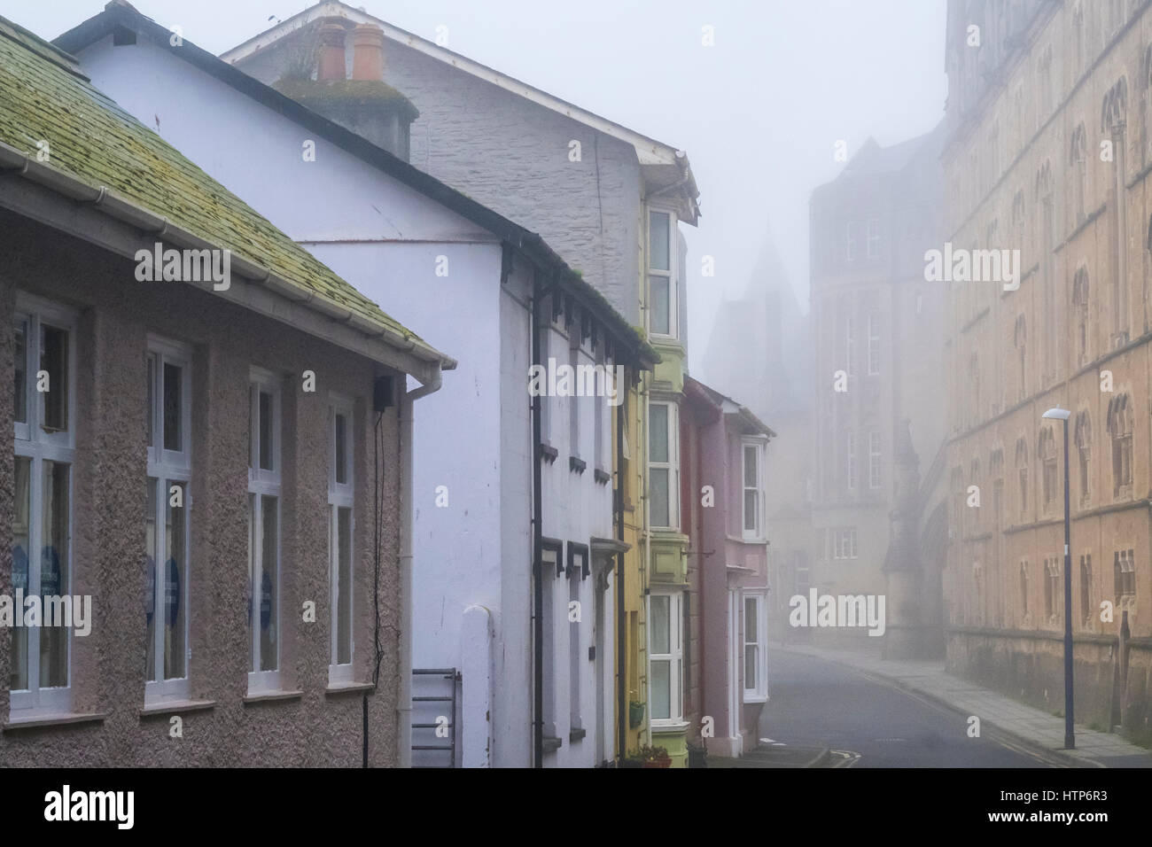 Aberystwyth, Wales, Regno Unito. Xiv Mar, 2017. La cittadina di mare è avvolto in una nebbia o mare-nebbia. In questa immagine, la città del vecchio collegio e altri edifici. Credito: Alan Hale/Alamy Live News Foto Stock