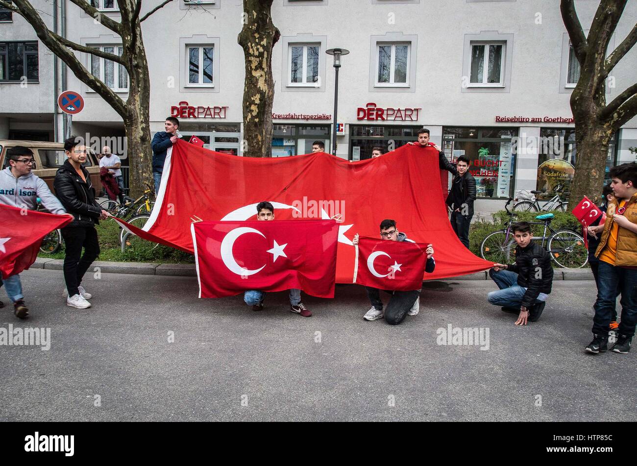 Aprile 10, 2016 - Monaco di Baviera, Germania - Aprile 2016, Monaco di Baviera, Germania- i membri della ultra-nazionalisti comunità turca e lupi grigi- un ultra-nazionalisti, radical-gruppo di destra dimostra nei confronti del Partito dei lavoratori curdi (PKK), denunciando come ''i terroristi". Queste dimostrazioni sono spesso causa di violenza contro la polizia e i giornalisti e la mostra dei cosiddetti ''lupi' saluto'' (wolfsgruess)- Un simbolo del Lupo grigio ultra-gruppo radicale. Il gruppo le mascherate come pacifica, democratica e progressiva, mentre il supporto di Erdogan, conservatore e l Islam radicale in Turk Foto Stock