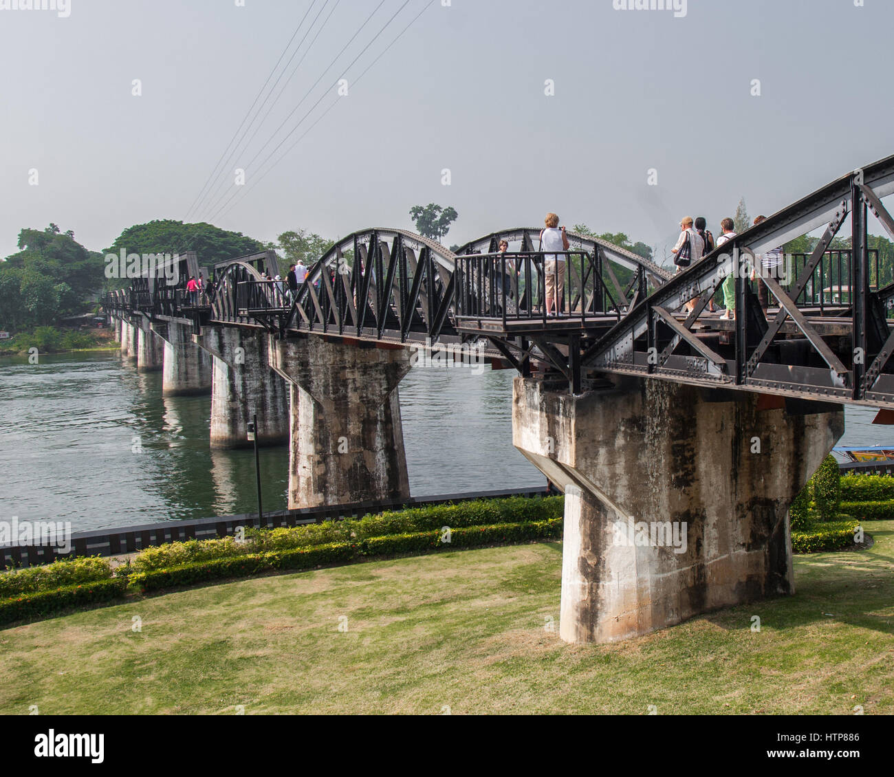 La Provincia di Kanchanaburi, Thailandia. Xv Nov, 2006. Il famoso ponte sul Fiume Kwai, ora una grande attrazione turistica, abbraccia il Fiume Kwae Yai nella provincia Kanchanaburi, Thailandia, la sua popolarità grazie alla fittizia del film 1957, il ponte sul fiume Kwai. Costruito durante il WW 2 nel 1942''"43 da British dei prigionieri di guerra, parte della famigerata Thai-Burma ferrovie, con undici campate in acciaio su calcestruzzo pilastri, le curve sono tratte 1943 originali, 2 diritta campate sostituito quelli danneggiati da noi le bombe nel 1945. Credito: Arnold Drapkin/ZUMA filo/Alamy Live News Foto Stock