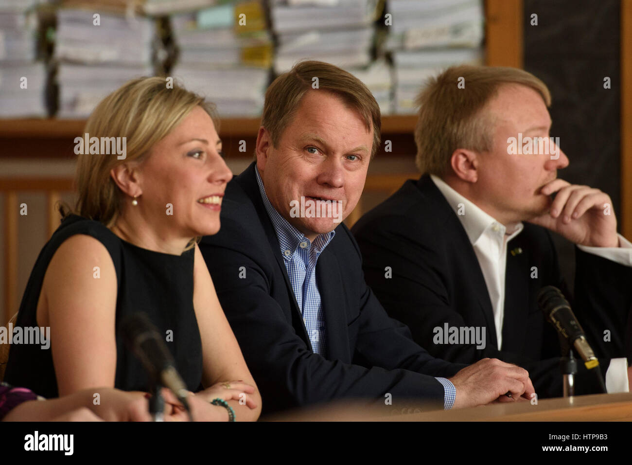 Né la polizia né il Municipio violato legge per non aver lasciato i manifestanti immettere una piazza antistante il Castello di Praga durante la visita del Presidente cinese Xi Jinping lo scorso marzo la Praga Corte comunale ha dichiarato oggi, Giovedì, 16 marzo 2017, in reazione ad un ex ministro del reclamo. La Corte ha girato giù un reclamo amministrativo depositato da ex vice PM e il ministro dell'ambiente, Martin Bursik, centro, accompagnato da sua moglie Katerina Jacques, sinistro e il suo avvocato, destra e un altro di tre organizzatori della manifestazione. In reazione al verdetto, Bursik ha detto ai giornalisti che egli w Foto Stock