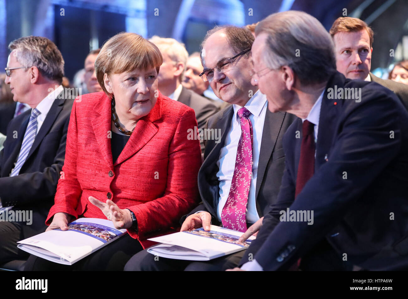 Berlino, Germania. 16 Mar, 2017. Il cancelliere tedesco Angela Merkel (2 L) parla con un partecipante prima dell'apertura del vertice sulla demografia del governo federale tedesco 2017 a Berlino, capitale della Germania, il 16 marzo 2017. Credito: Shan Yuqi/Xinhua/Alamy Live News Foto Stock