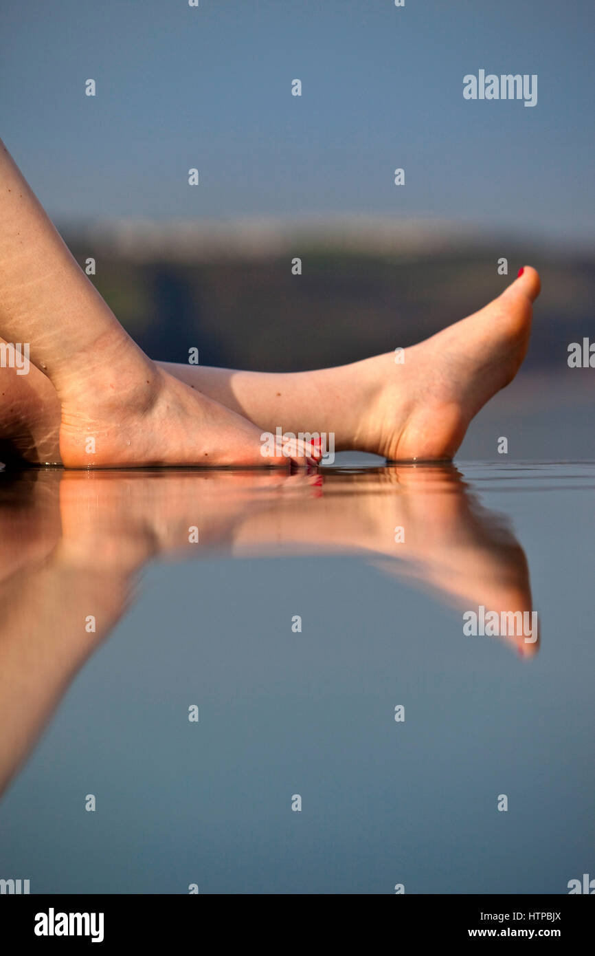 Close up della donna di piedi a rilassarci in piscina infinity, St.Brides Spa Hotel, Saundersfoot, Pembrokeshire, Galles, Gran Bretagna Foto Stock