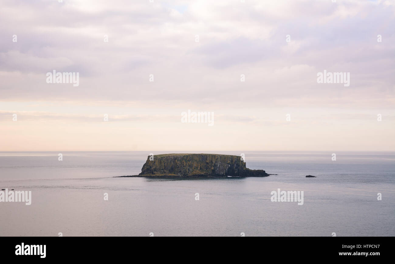 La leggendaria Isola di pecora della costa nord dell'Irlanda. Foto Stock