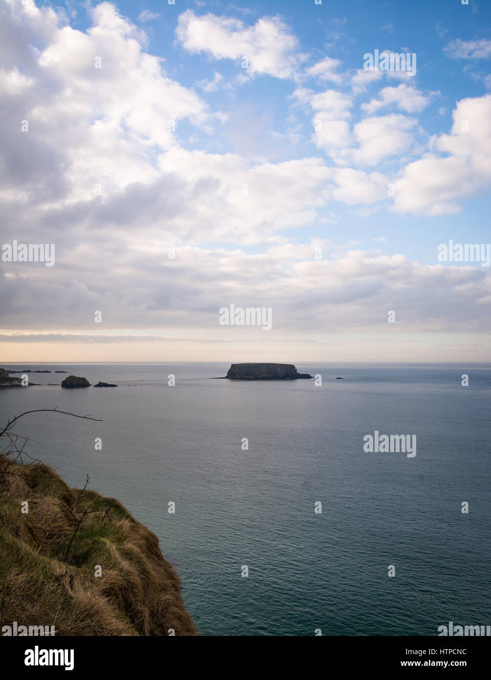 La leggendaria Isola di pecora della costa nord dell'Irlanda. Foto Stock