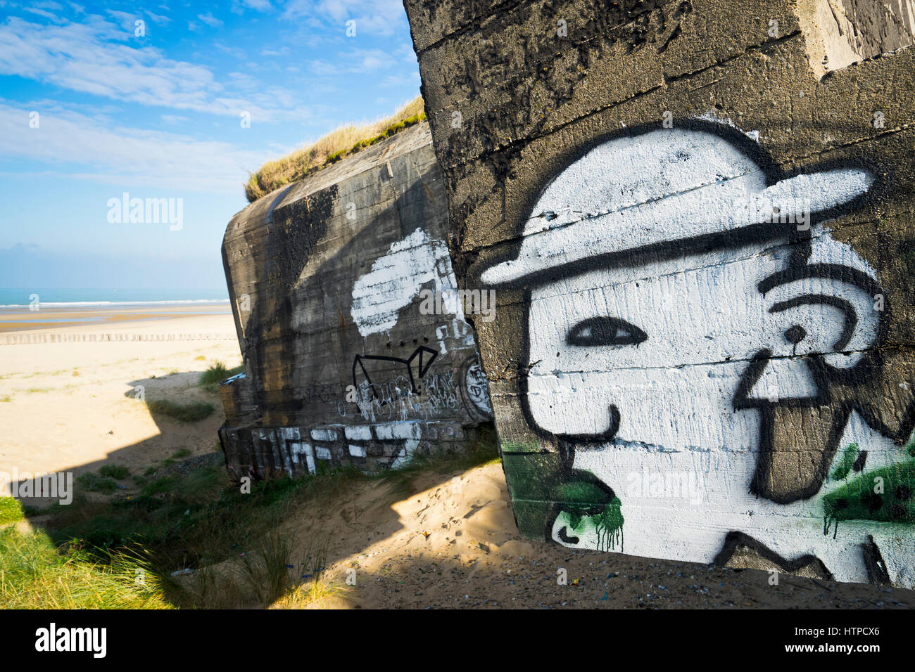 Vecchio e distrutto atlantic wall bunker oggi sono decorati con colorate graffities Foto Stock