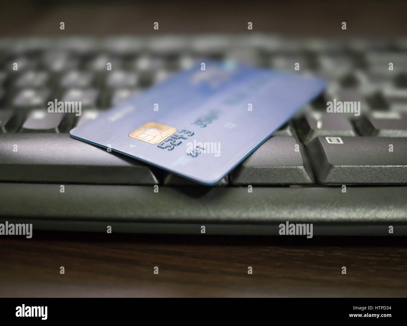 Ravvicinata di una carta di credito sulla tastiera di un computer. Concetto di acquisto su internet Foto Stock
