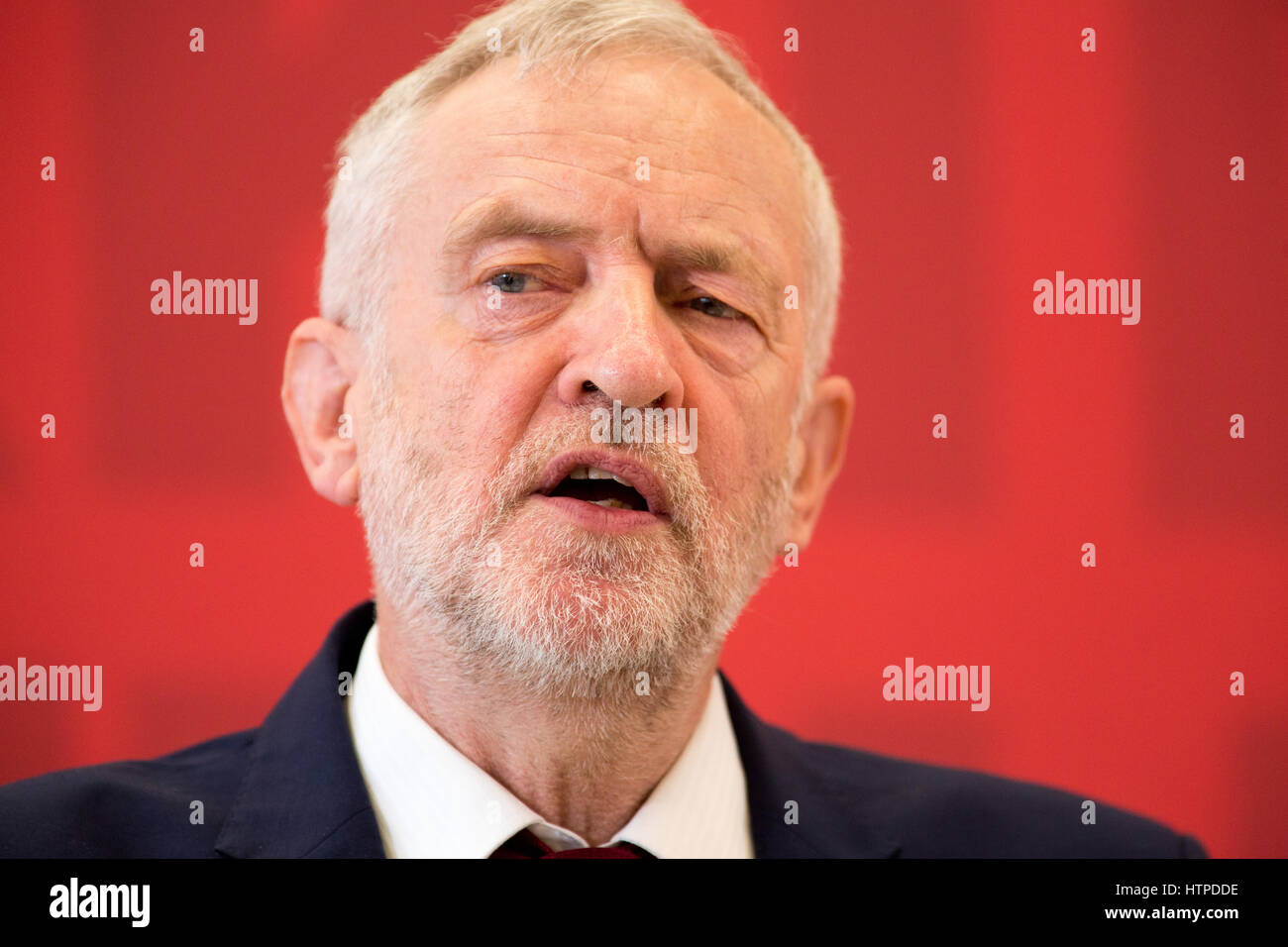 Leader laburista Jeremy Corbyn parlando a una manodopera locale riunione all'Università di Warwick Foto Stock