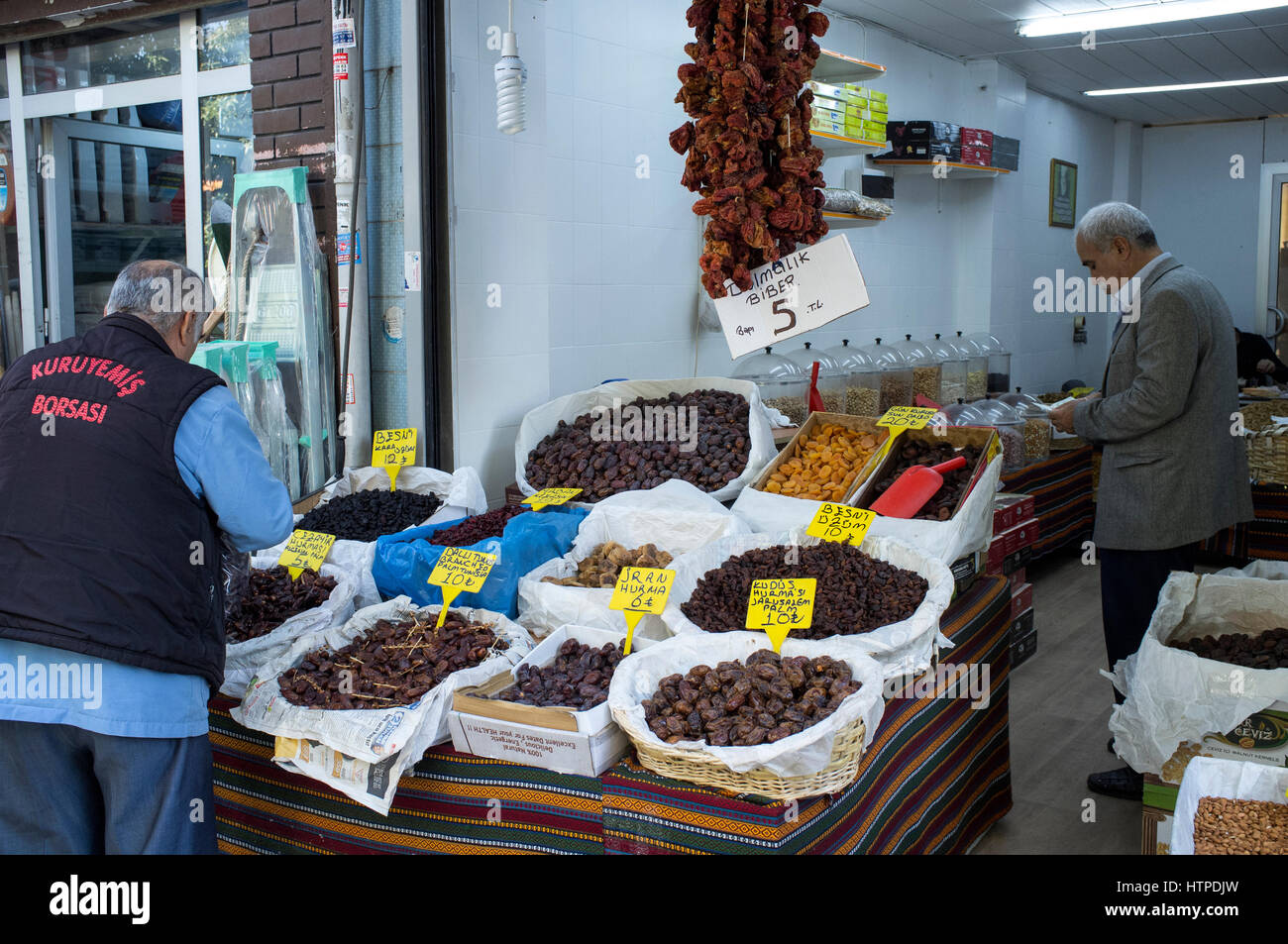 Stand delle spezie al mercato di Istanbul Foto Stock